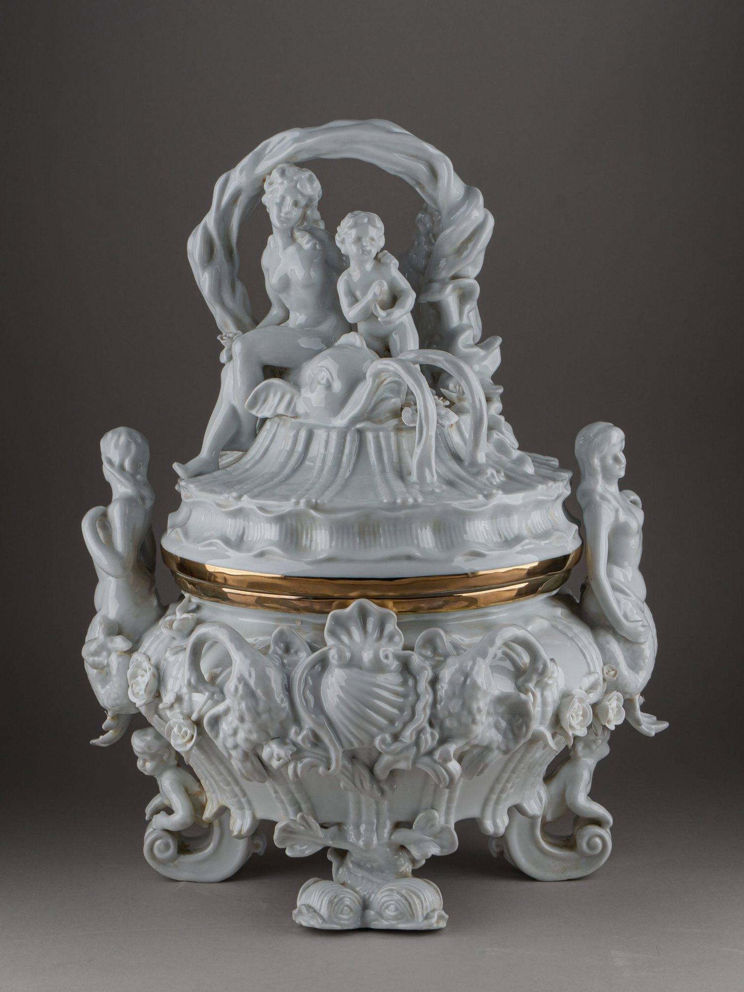 (Кендлер) Террин с крышкой из Лебединого сервиза по модели Мейсенской фарфоровой мануфактуры, скульптора И.И. Кендлера (до 1740 года). Китай, середина XX века.