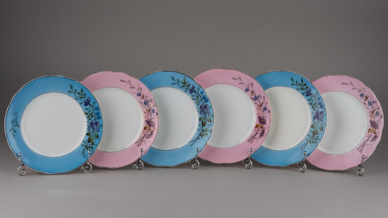 Шесть тарелок с розовым и голубым бортом.
Россия, фабрика М.С. Кузнецова в Вербилках, 1892–1917 годы.