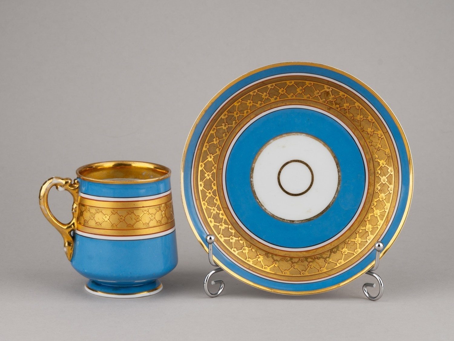 (Гарднер) Чайная пара с голубым и золотым крытьем.
Россия, Москва, фабрика Ф.Я. Гарднера, 1870-е–1890-е годы.