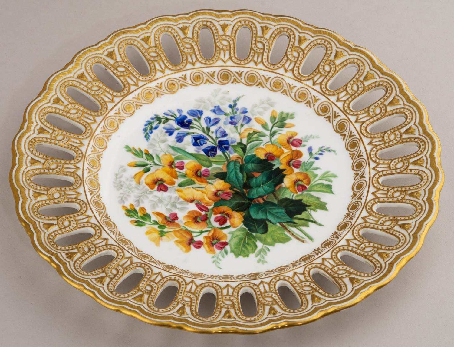 Тарелка с ажурным бортом и изображением букета на зеркале. Фабрика «Споуд», Коупленд и Гаррет. Англия, 1851-1885-е годы.