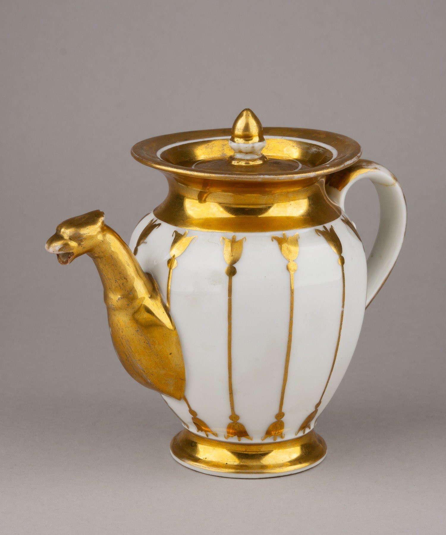 (Гарднер) Чайник с золотым крытьем. 
Россия, фабрика Ф.Я. Гарднера, 1825–1830-е годы.