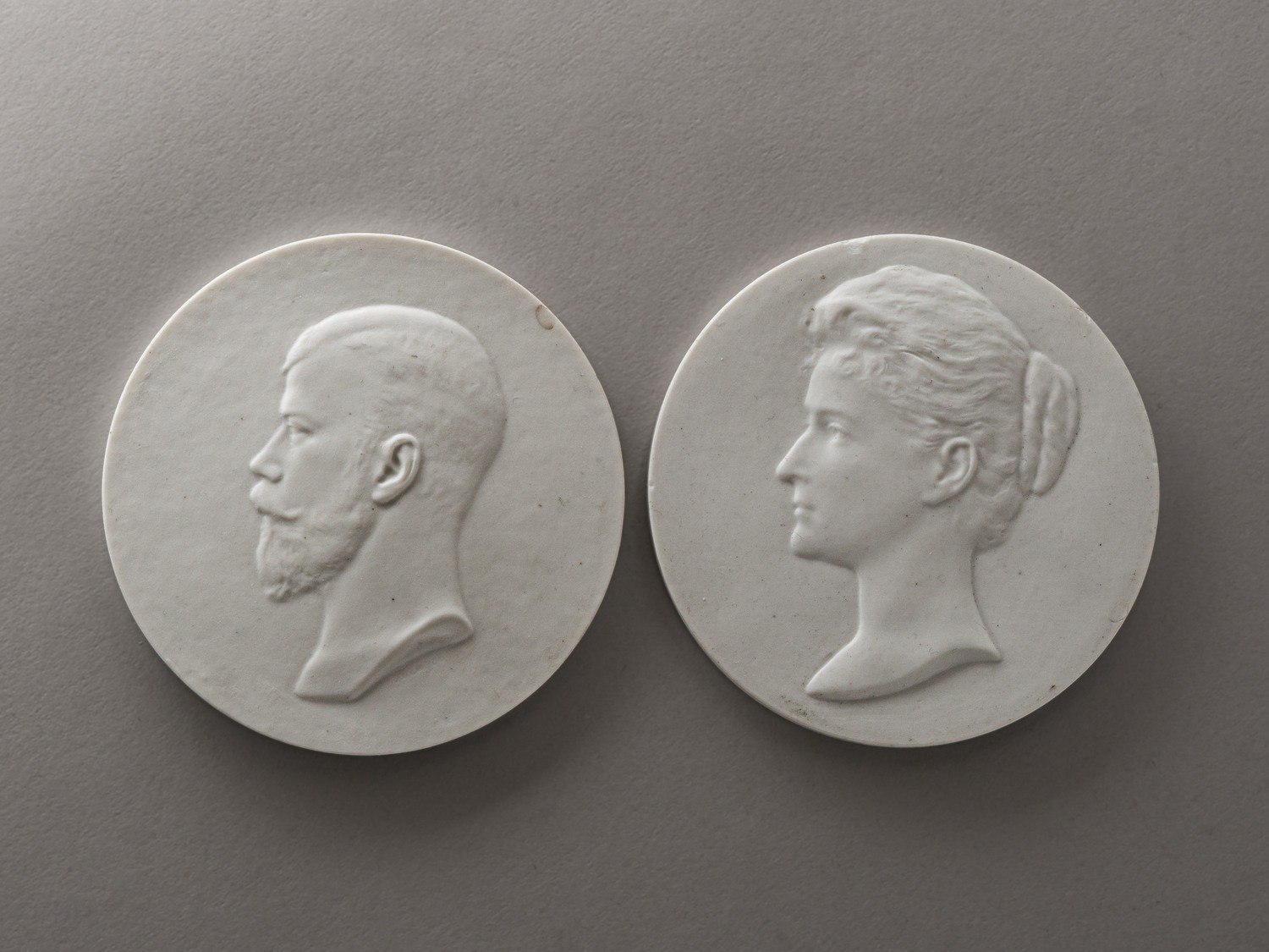 (ИФЗ) Медальоны с барельефными изображениями Николая II и императрицы Александры Федоровны. Россия, Императорский фарфоровый завод, скульптор - А.К. Тимус. 1912, 1910.