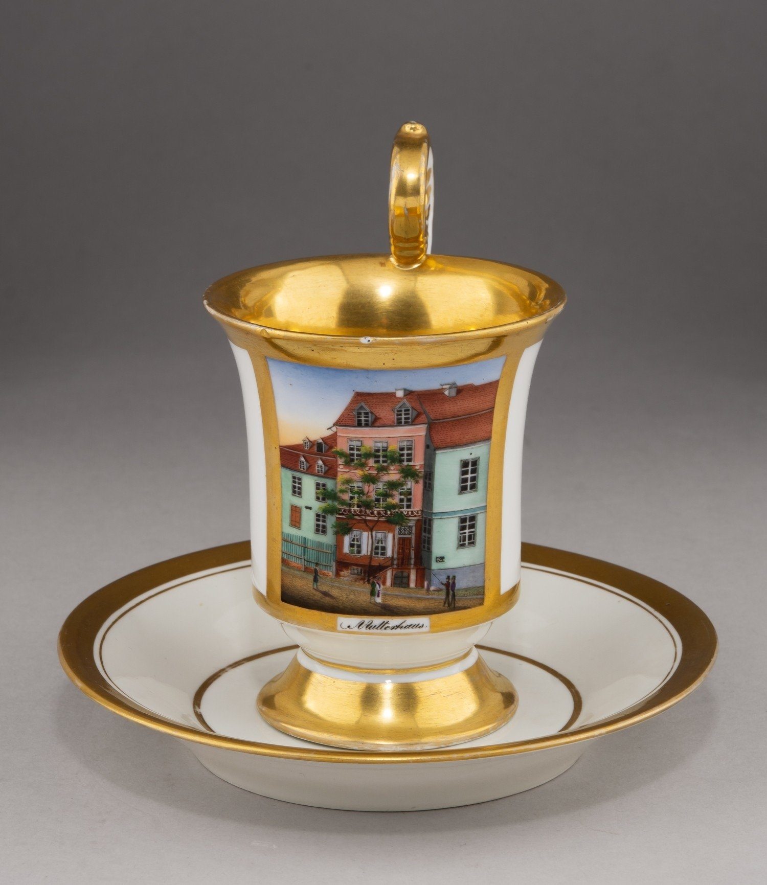 Чашка «Материнский дом». Германия, Королевская фарфоровая мануфактура, 1763-1834.<br>Блюдце. Германия, фарфоровая мануфактура Фюрстенберга, 1797-1828.