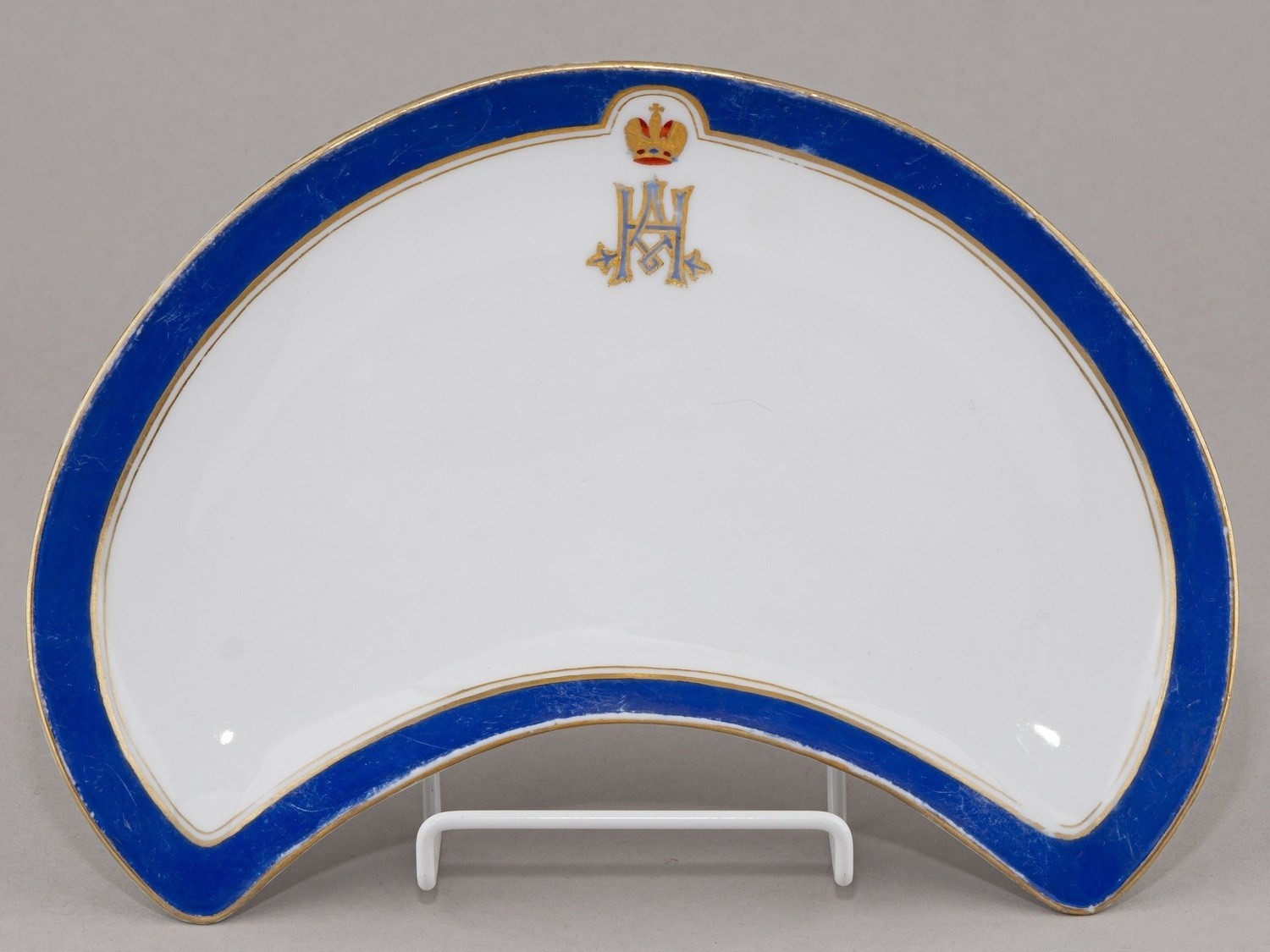 (ИФЗ) Лоток с вензелем «АН». Россия, Санкт-Петербург, Императорский фарфоровый завод, 1898.
