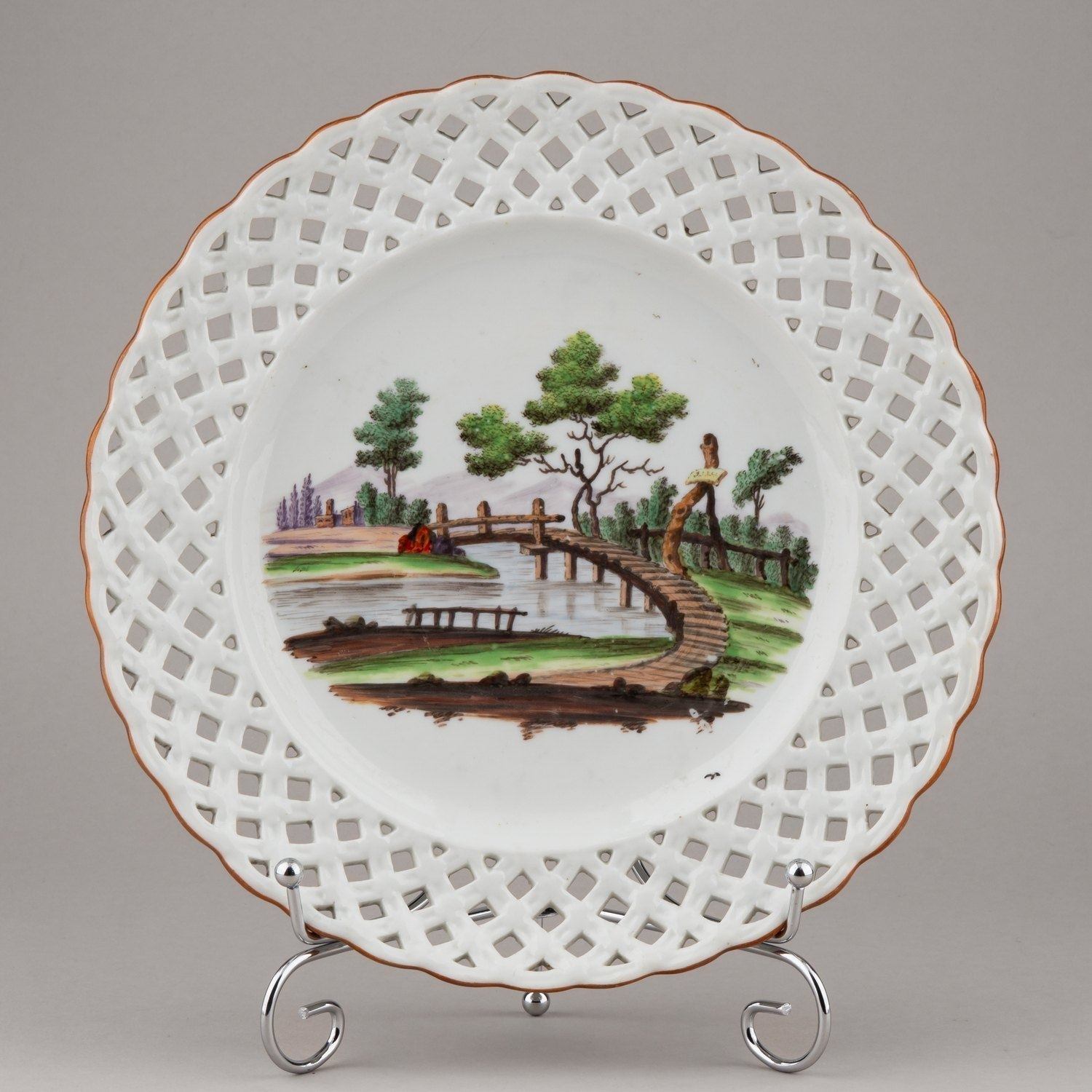 (Гарднер 18 век) Тарелка с изображением пейзажа и фестончатым бортом. 
Россия, фабрика Ф.Я. Гарднера, вторая половина XVIII в.