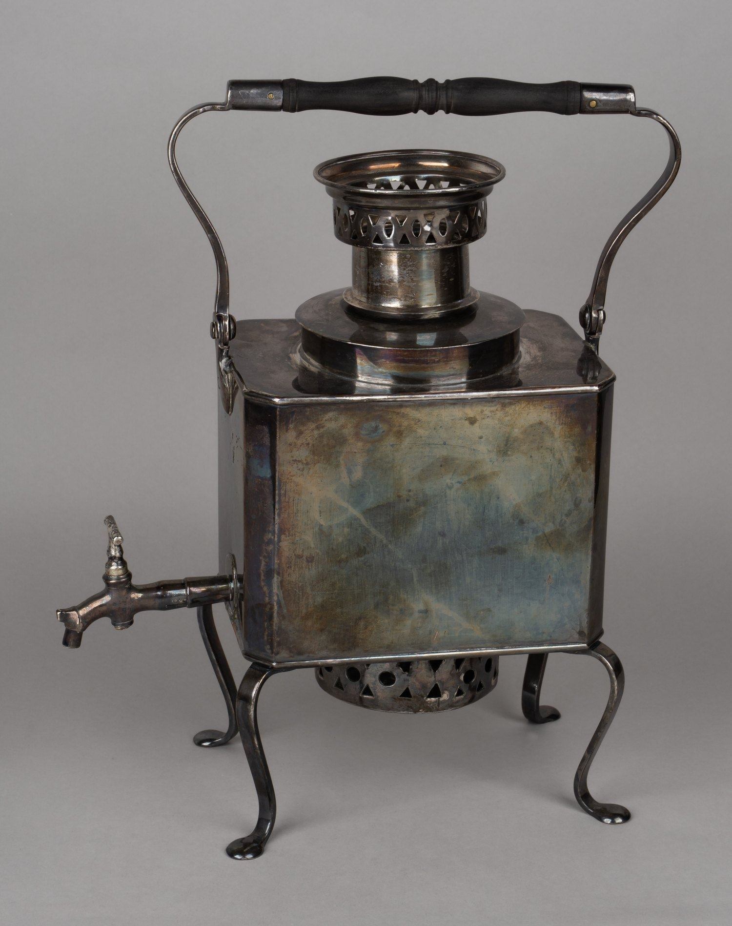 Самовар серебрёный, дорожный «Сундучок». Россия. Первая половина XIX века.