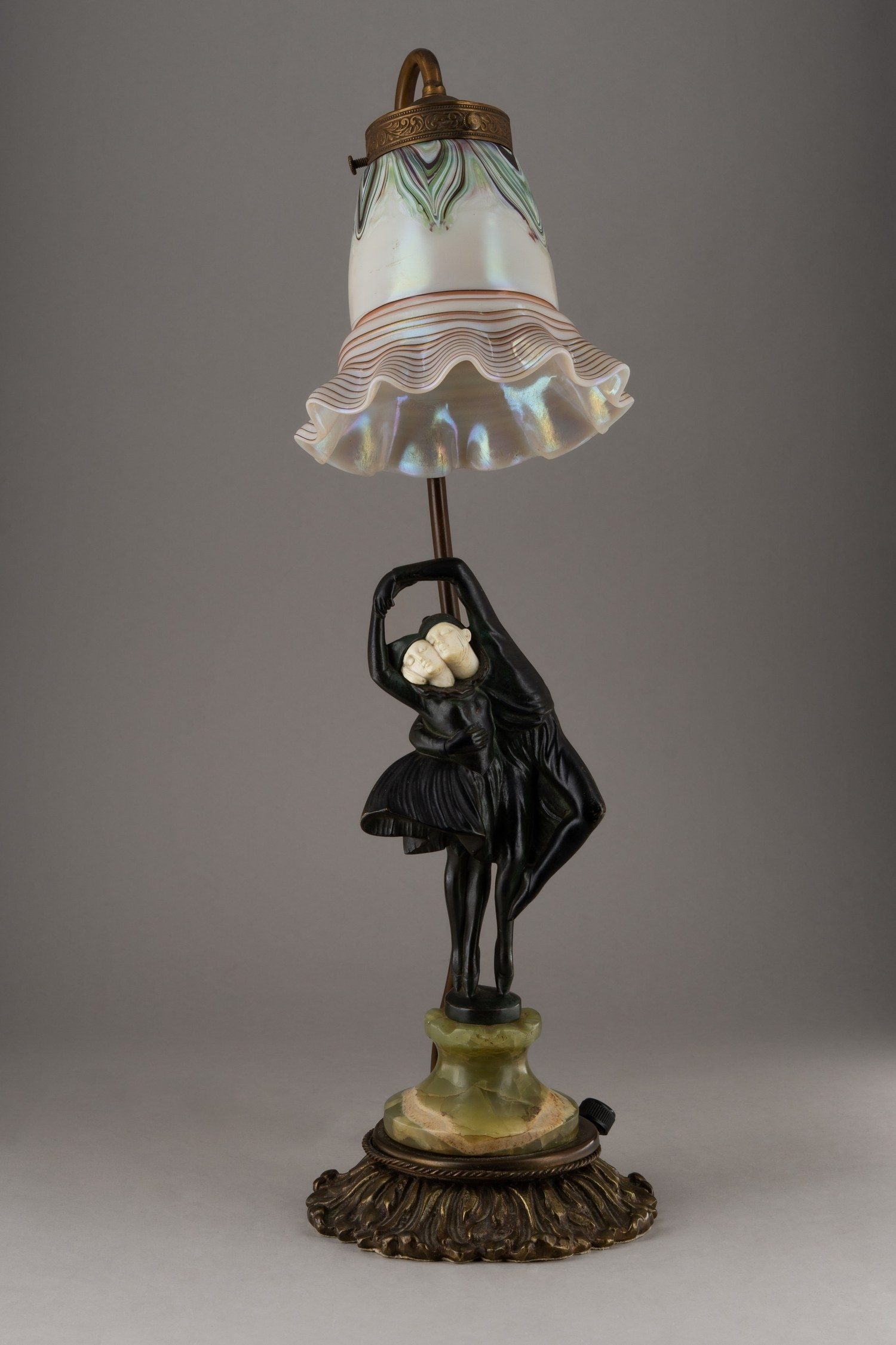 (Венская бронза) Лампа в стиле модерн с фигурами девушки и юноши. Австрия, Вена, скульптор – Пётр Терещук, начало XX века.