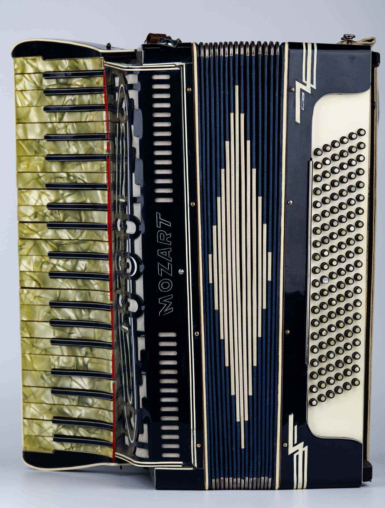 Аккордеон «Mozart» в кофре. Германия, г. Кёнигсберг, 1930-е гг.