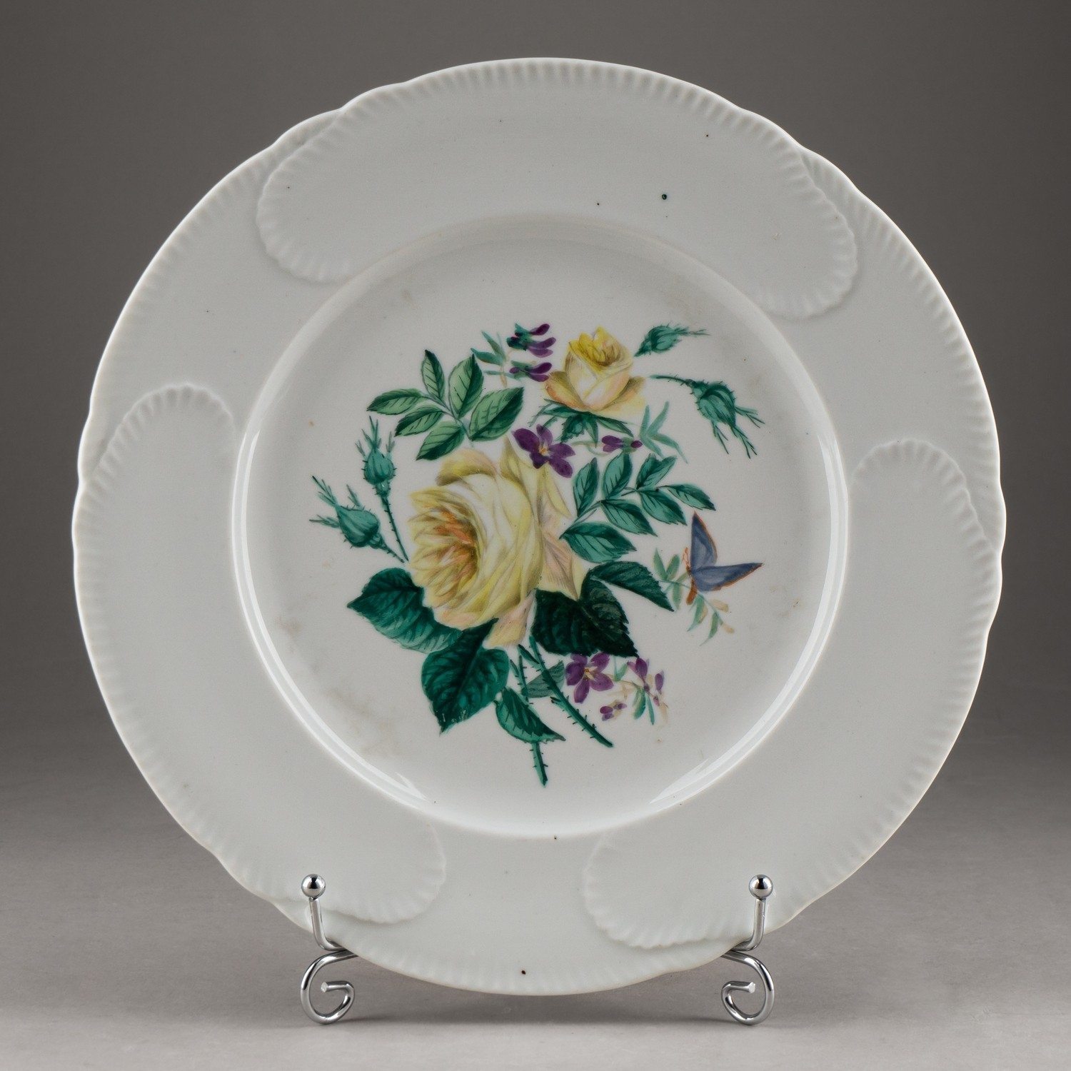 (Императорский фарфоровый завод) Тарелка с изображением чайной розы. 
Россия, Императорский фарфоровый завод, белье – сервиз «Капустный лист». 1840–1855 годы.