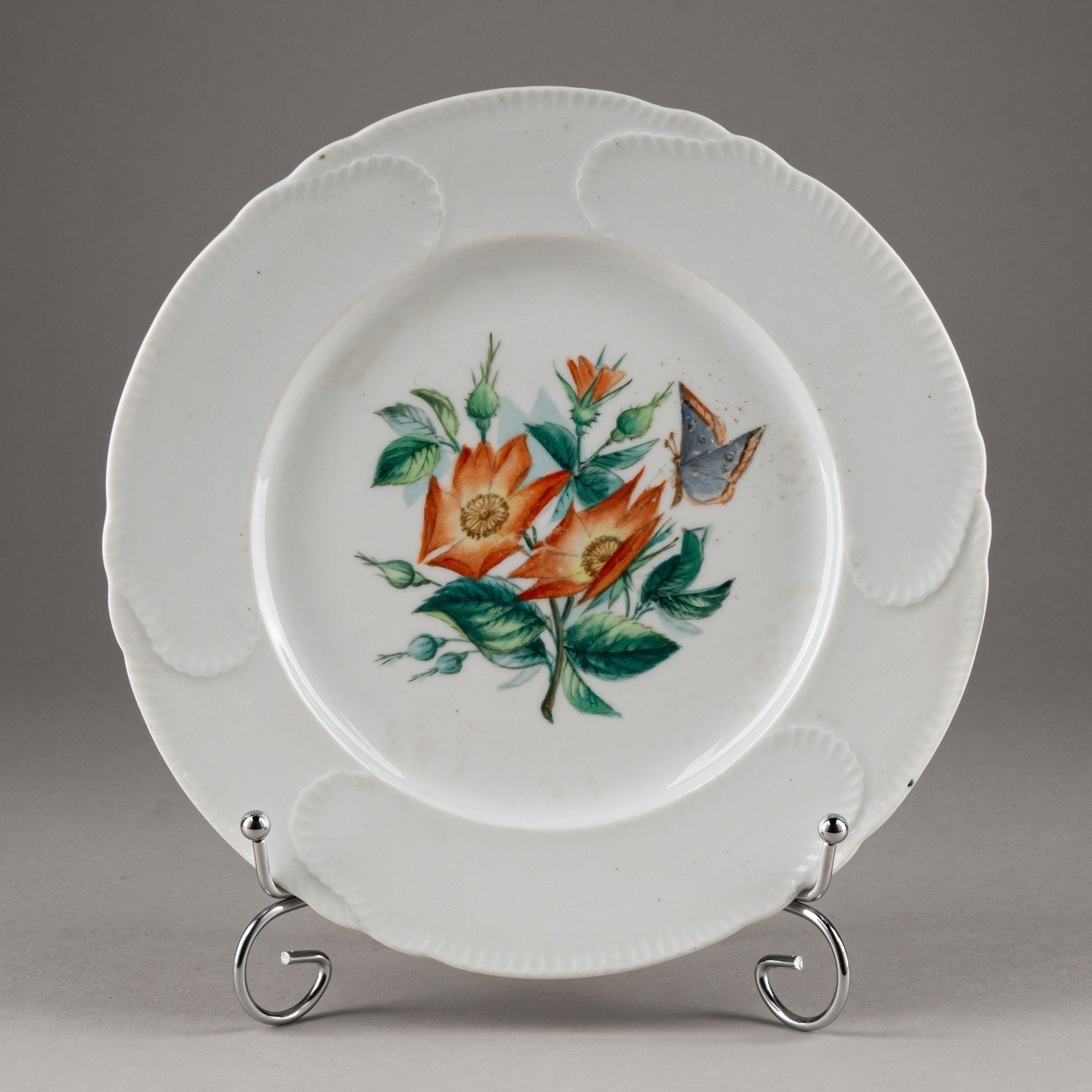 (Императорский фарфоровый завод) Тарелка с изображением шиповника и бабочки. 
Россия, Императорский фарфоровый завод, белье – сервиз «Капустный лист». 1840–1855 годы.
