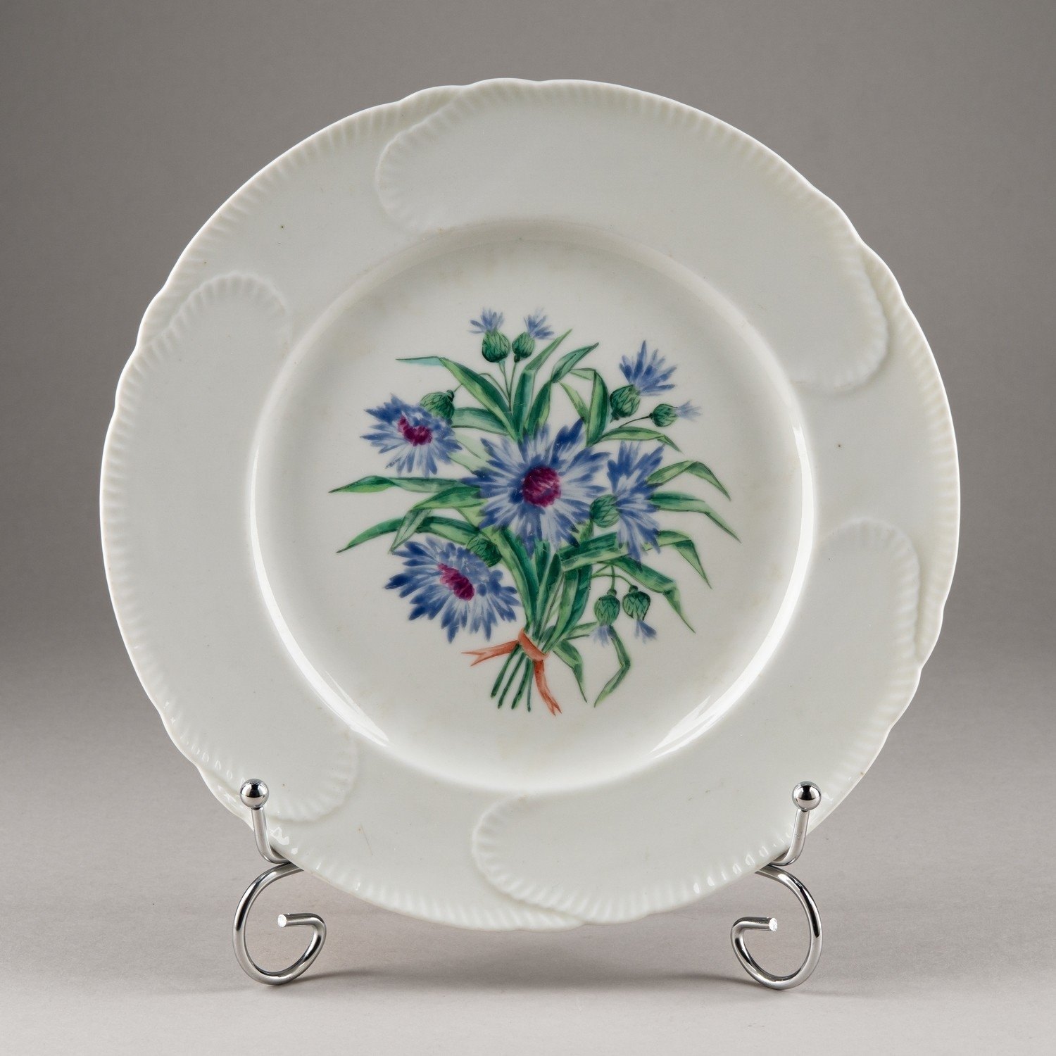 (Императорский фарфоровый завод) Тарелка с изображением васильков. 
Россия, Императорский фарфоровый завод, белье – сервиз «Капустный лист». 1840–1855 годы.
