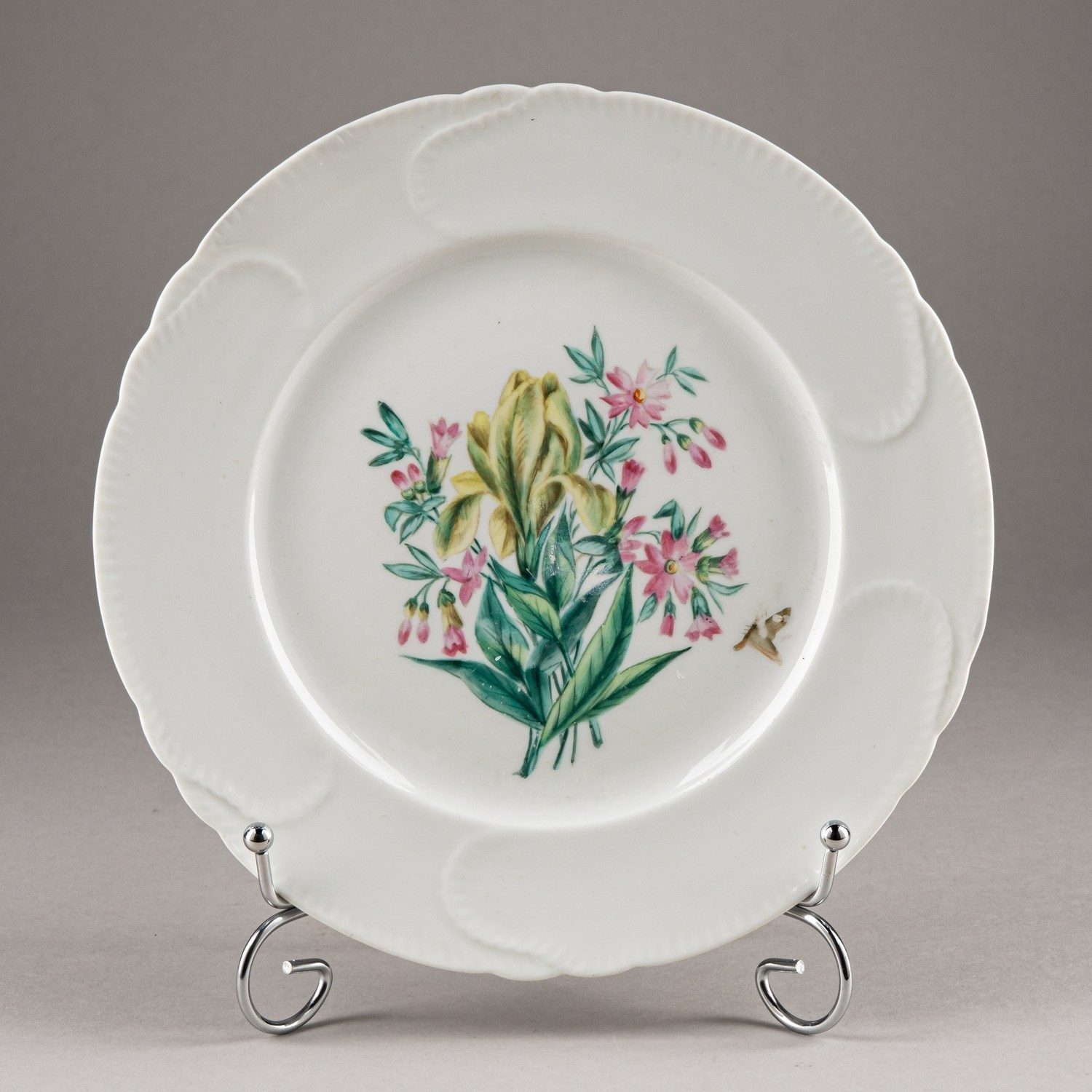 (Императорский фарфоровый завод) Тарелка с изображением ириса и бабочки.
Россия, Императорский фарфоровый завод, белье – сервиз «Капустный лист». 1840–1855 годы.