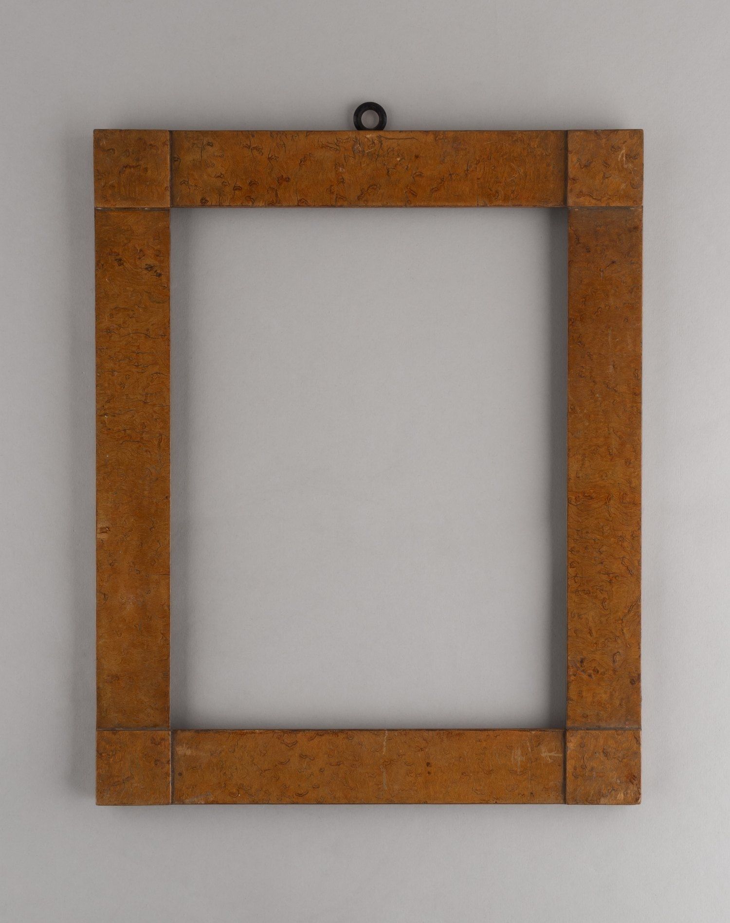 Рама из капа клена. 
Россия, начало XX века.