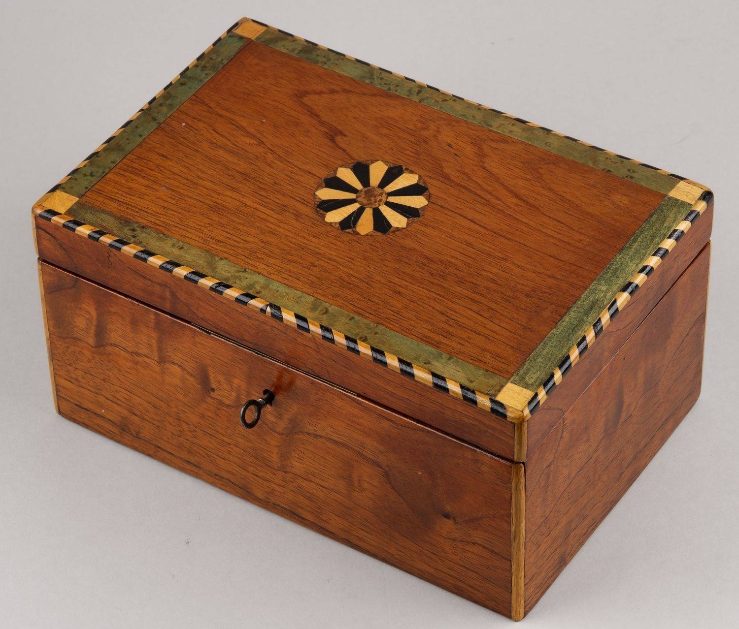Шкатулка в технике маркетри. 
Россия, конец ХIХ - начало XX века.