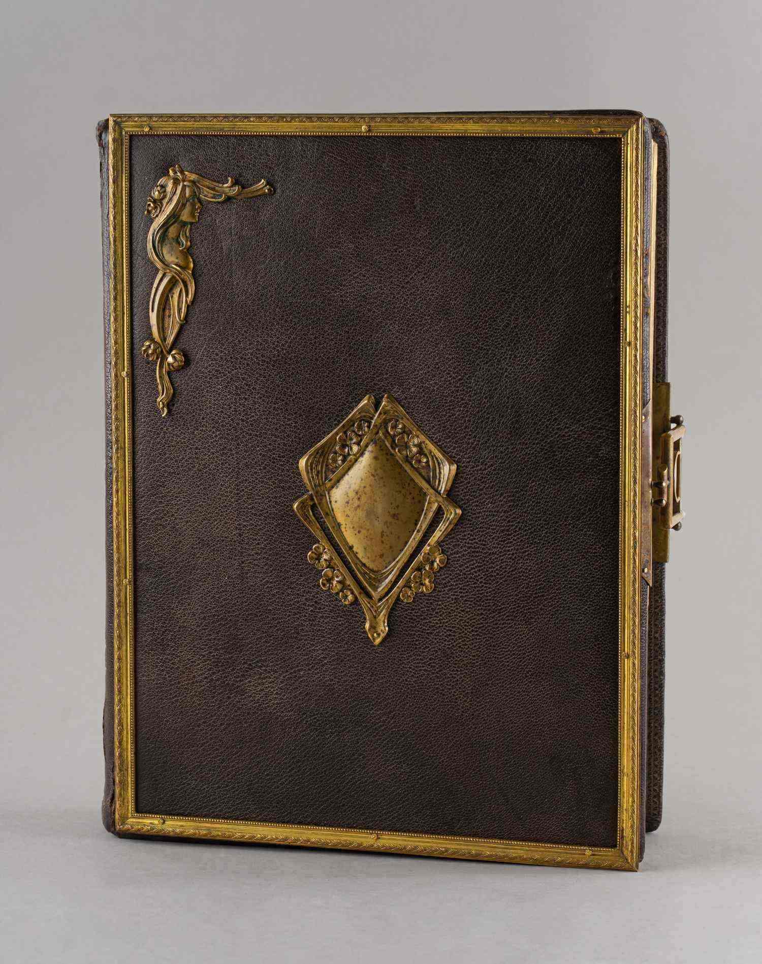 Альбом для фотографий с хромолитографиями русских художников — И. Галкина, А. Писемского, В. Овсянникова, А. Егорнова. Россия, конец XIX — начало ХХ вв.