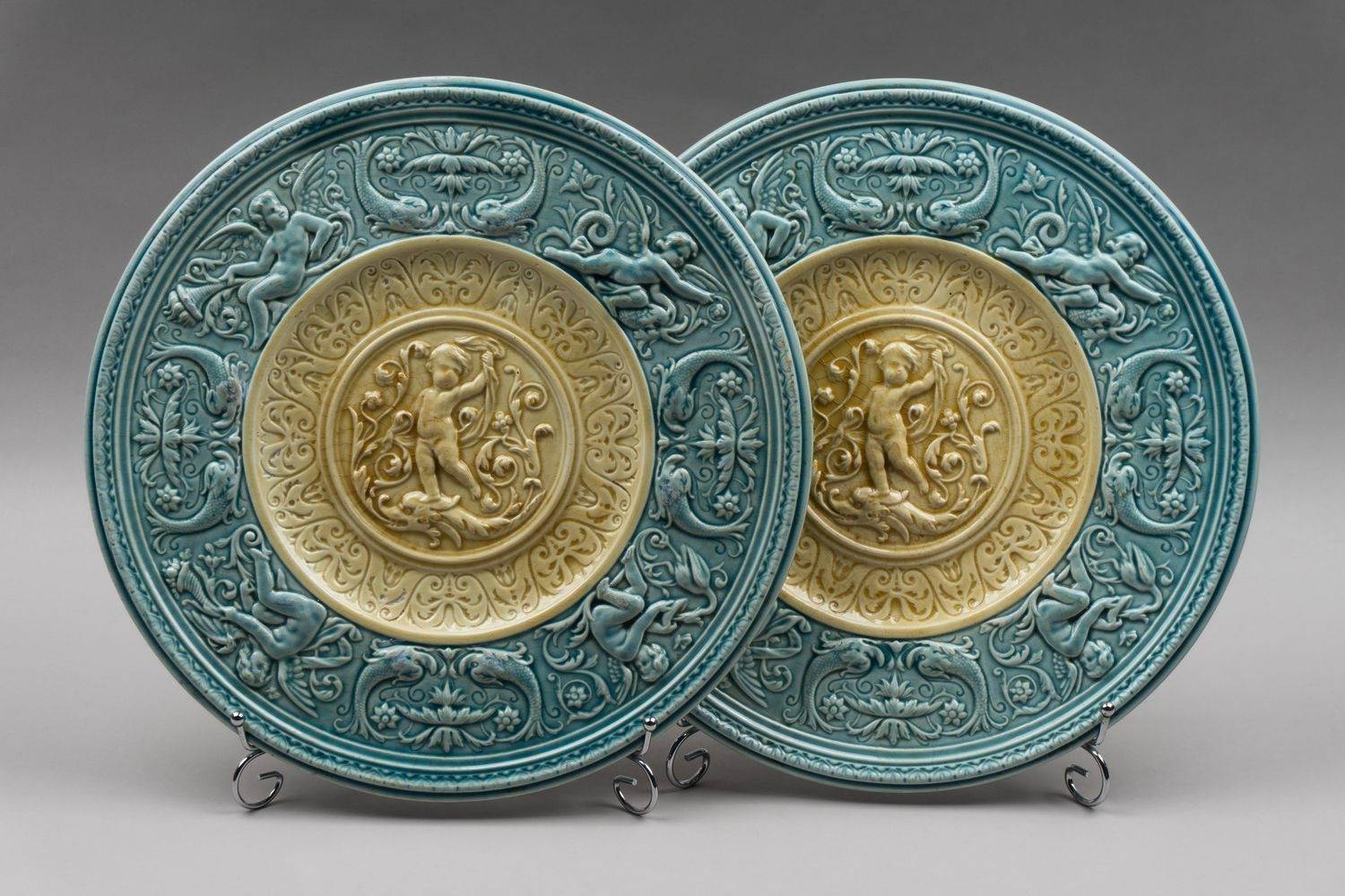Парные блюда с изображением амуров. Россия, завод «Товарищества М. С. Кузнецова» в Твери(?), конец XIX – начало XX века.