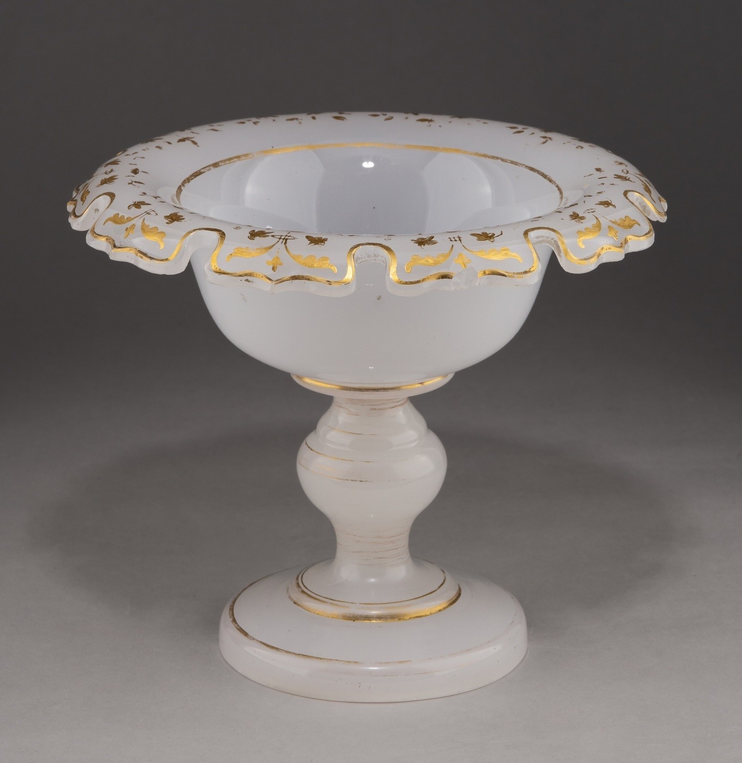 Ваза опалинового стекла с росписью золотом.
Россия, 1840-е годы.