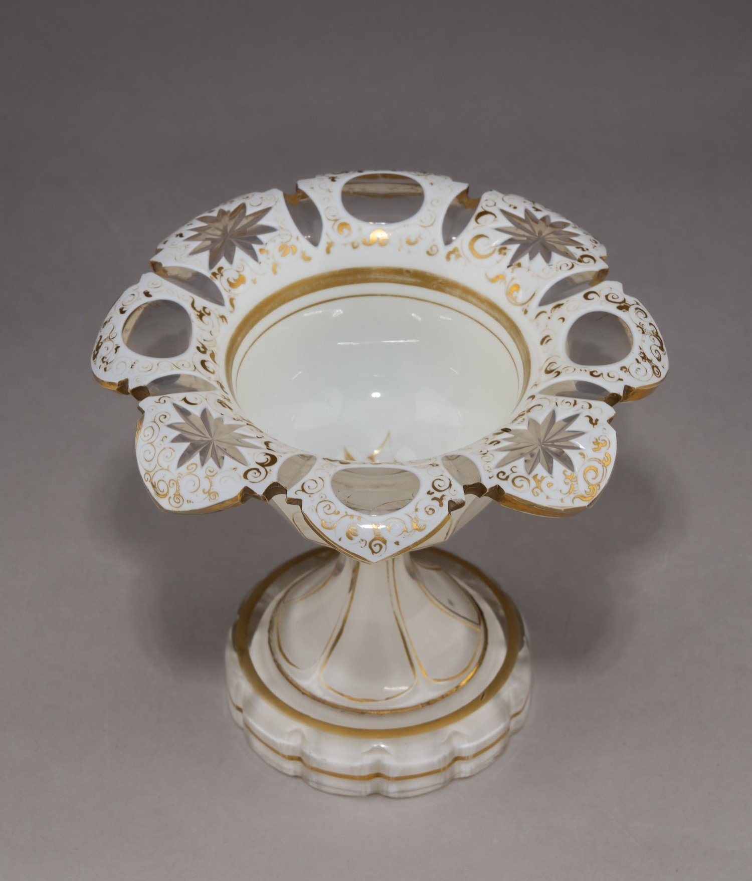 Вазочка молочного стекла с росписью золотом. 
Россия, Николо-Бахметевский стеклянный завод, середина XIX века.