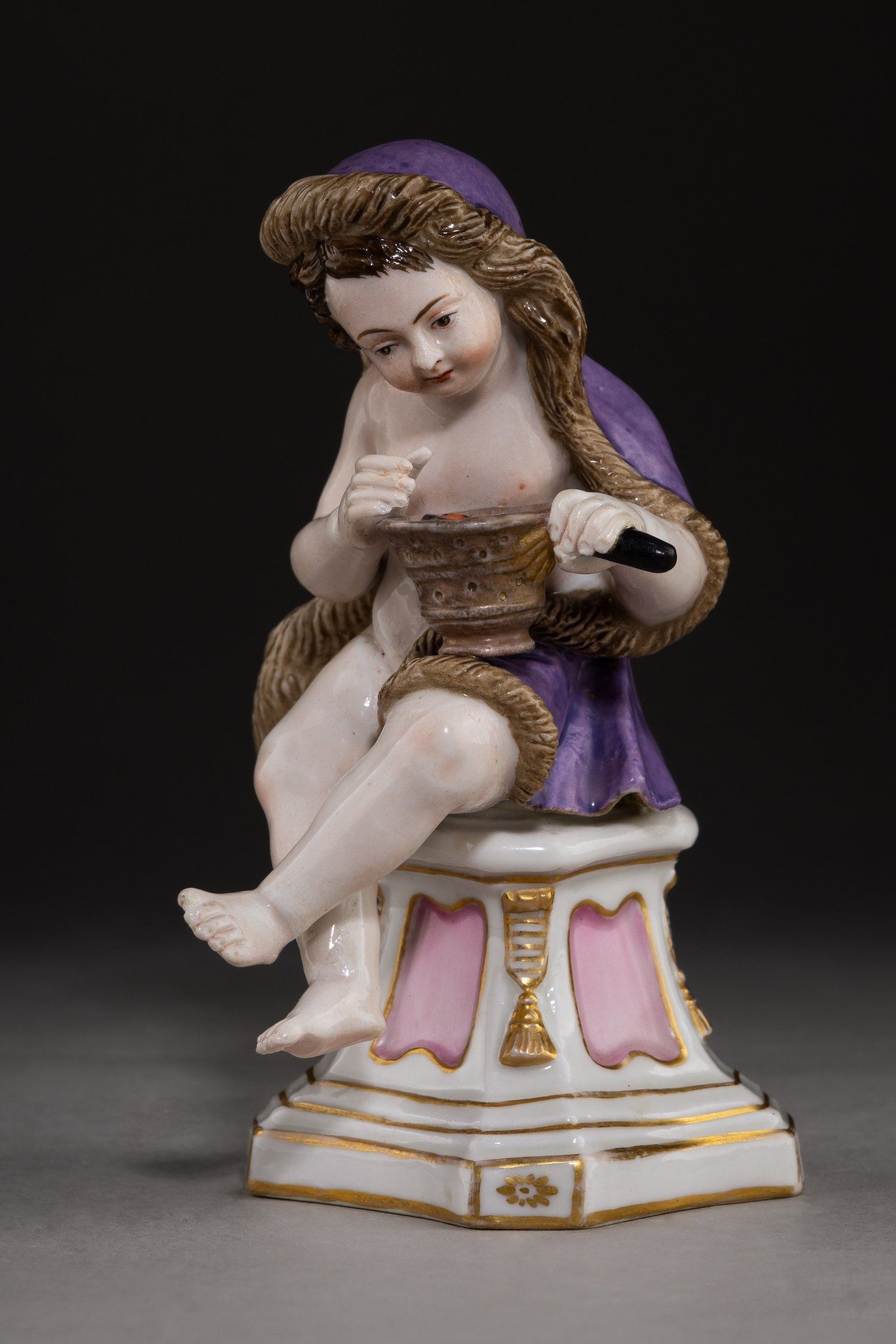 (Попов) Скульптура «Аллегория зимы». Россия, завод А.Г. Попова, по модели И.И. Кендлера (1741)  из серии «Времена года», конец 1830-х-1850-е годы.