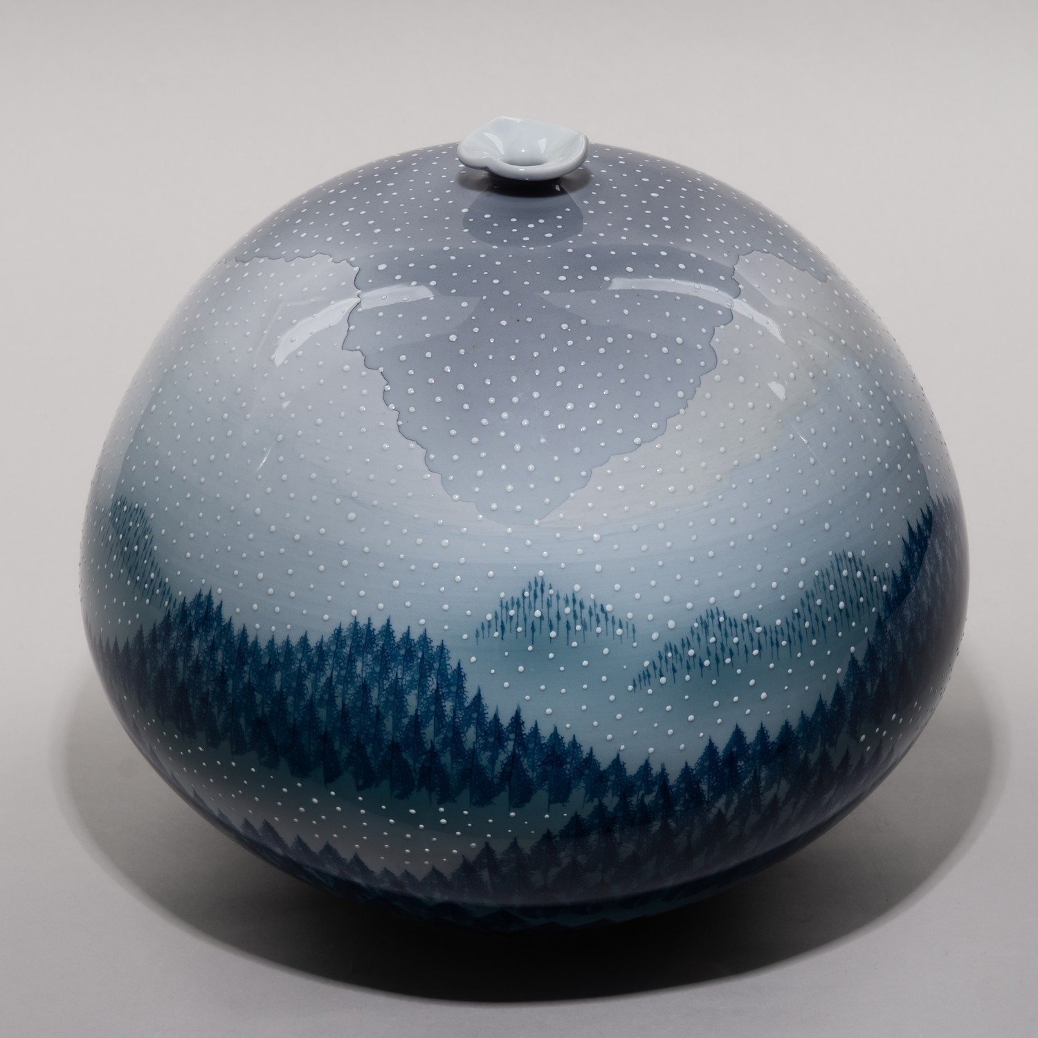 (С японским сертификатом и подписанной мастером табличкой) Ваза «Зимний пейзаж».
Япония, мастерская Сюмэй-гама (朱明窯), автор Фудзии Акира, конец XX века.