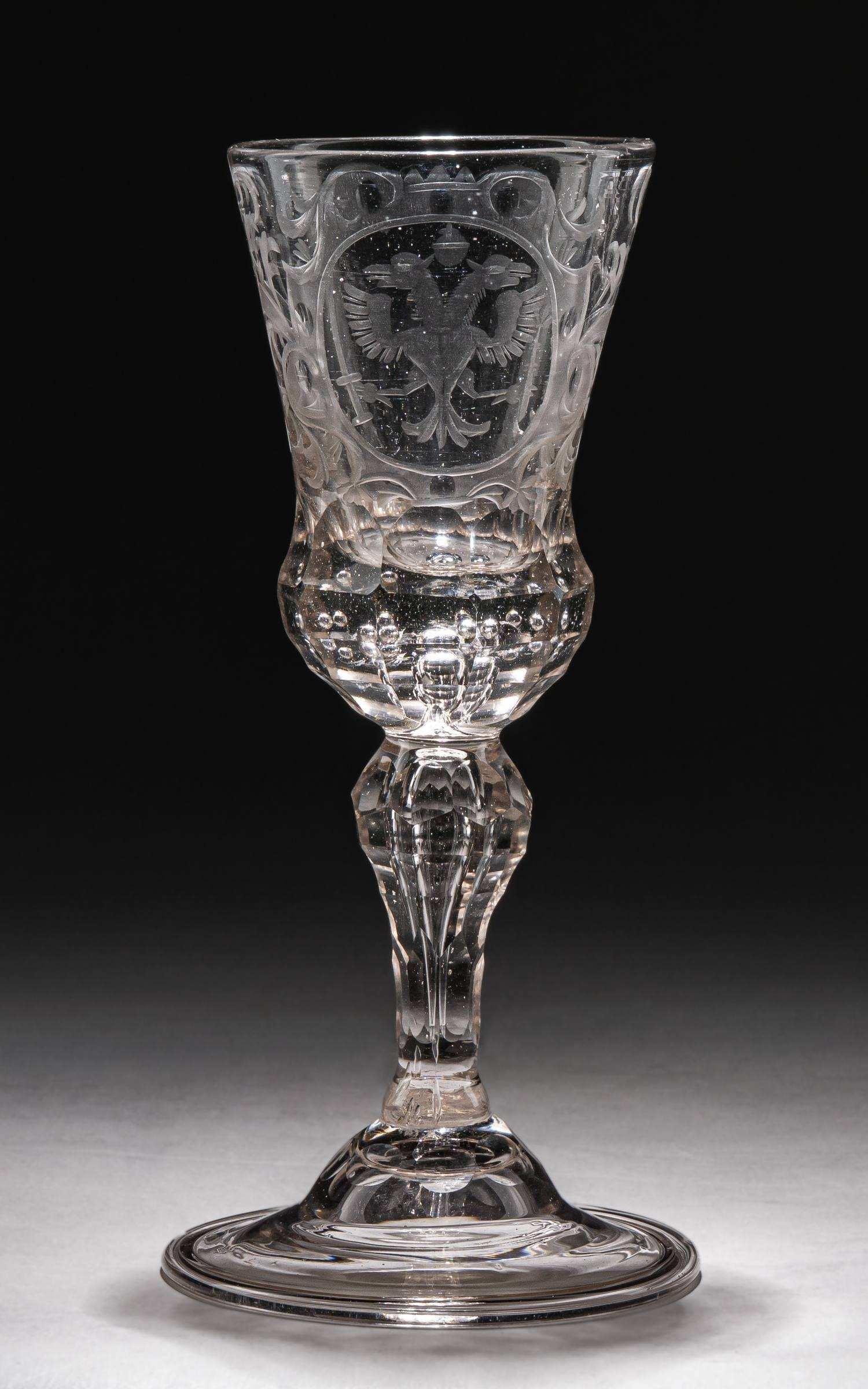 Бокал с императорским орлом в барочном картуше.<br>Россия, Петербургский казённый стекольный завод или Мальцовская фабрика, 1750-годы.