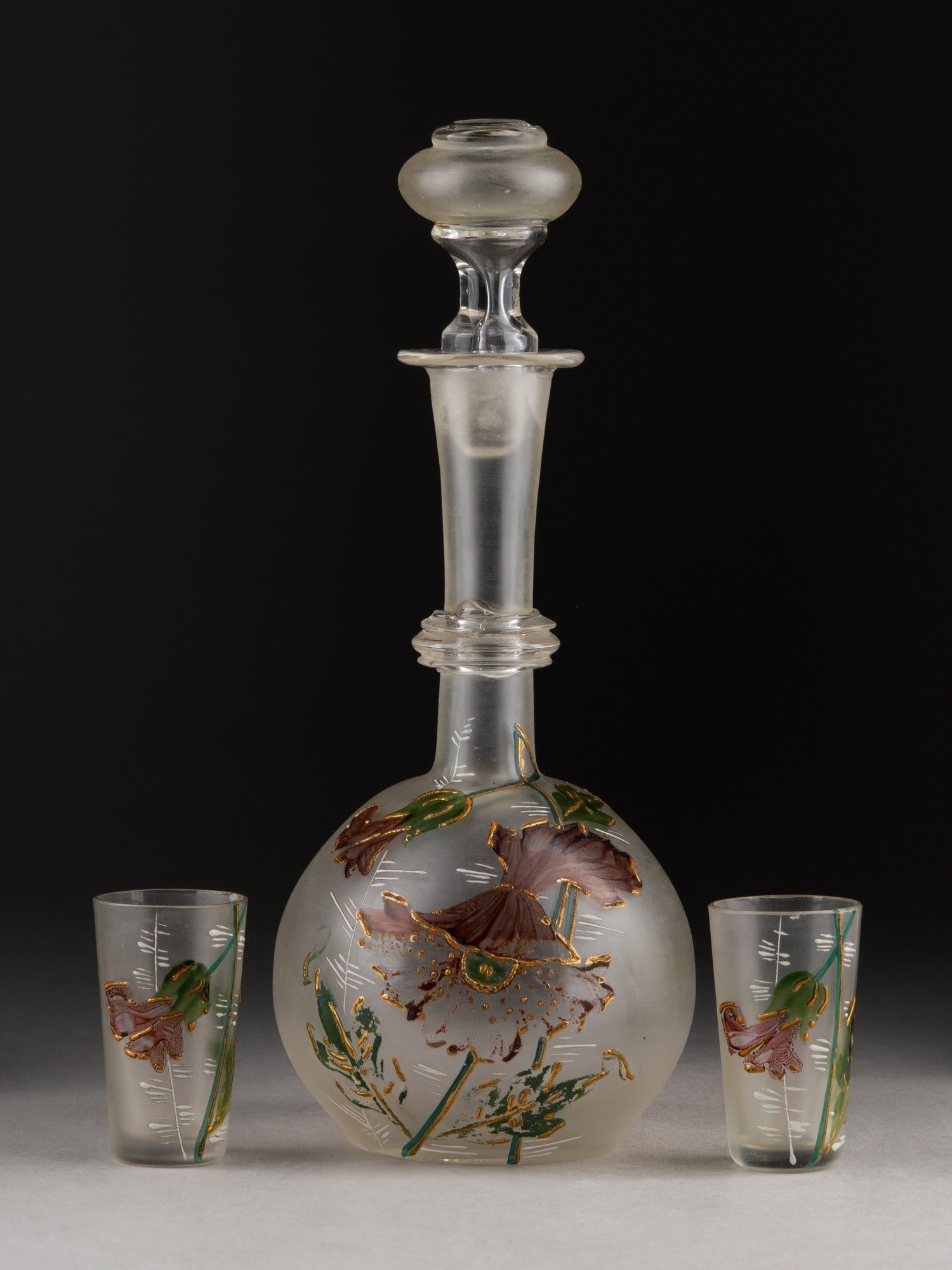 Графин и две стопки с изображением маков.
Россия, конец XIX века.