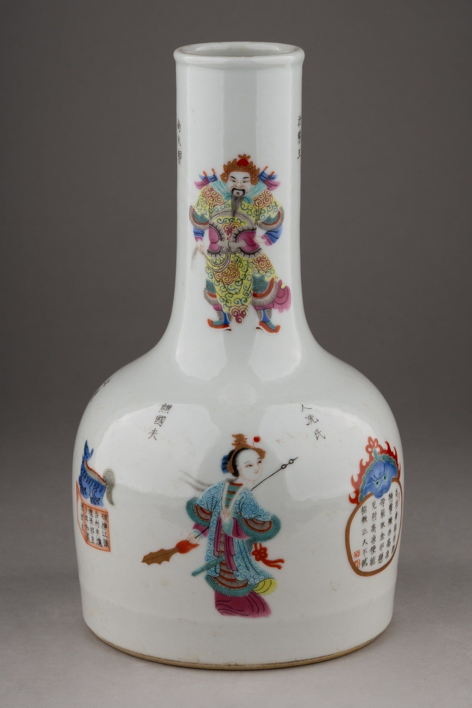 (Китай) Ваза с изображением воинов.
Китай, мастерские Цзиндэчжэня, период Даогуан Даодианд (1821–1850).