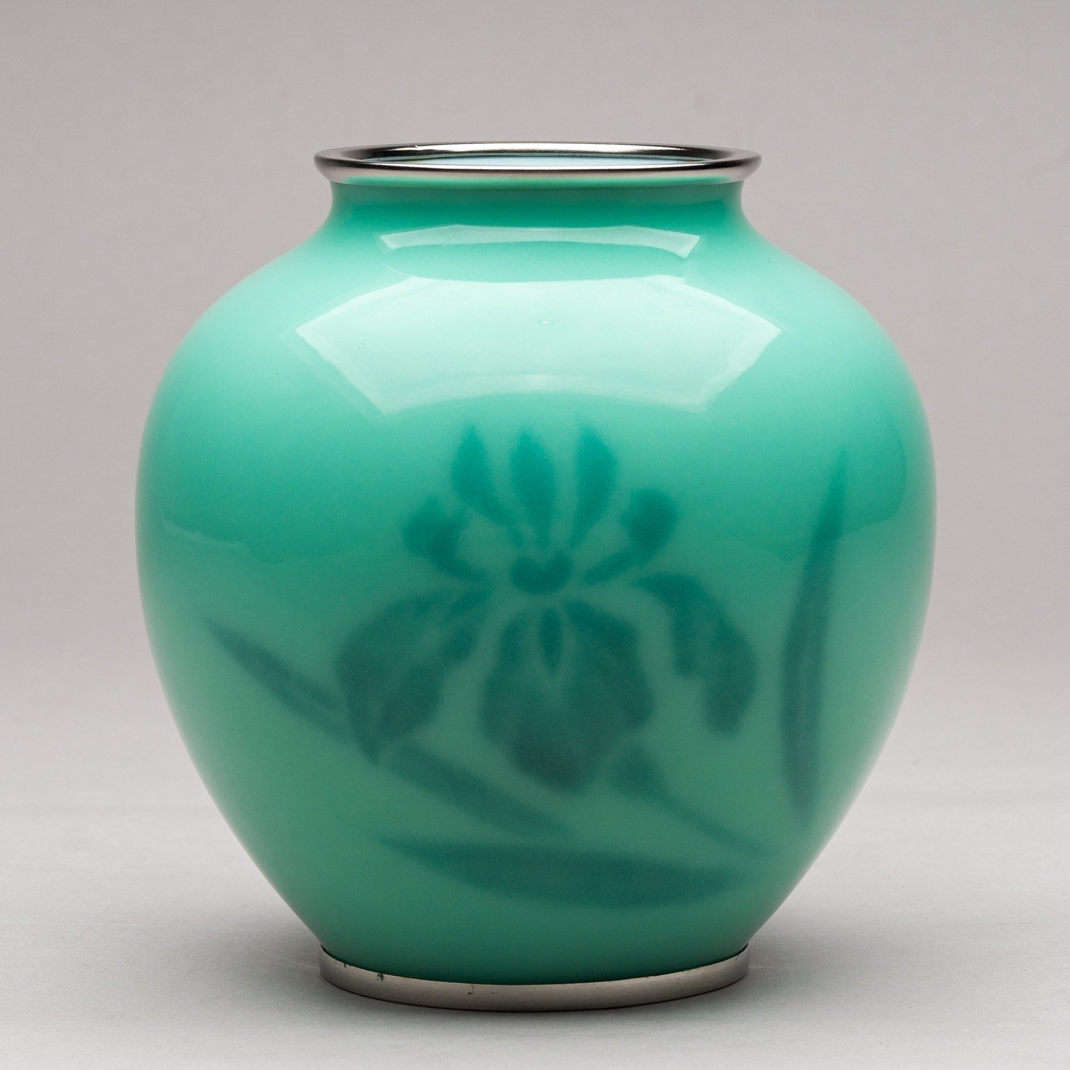 (Андо Сиппо) Ваза c изображением ириса.
Япония, мастерская Андо Сиппо, 1940-1970-е годы.