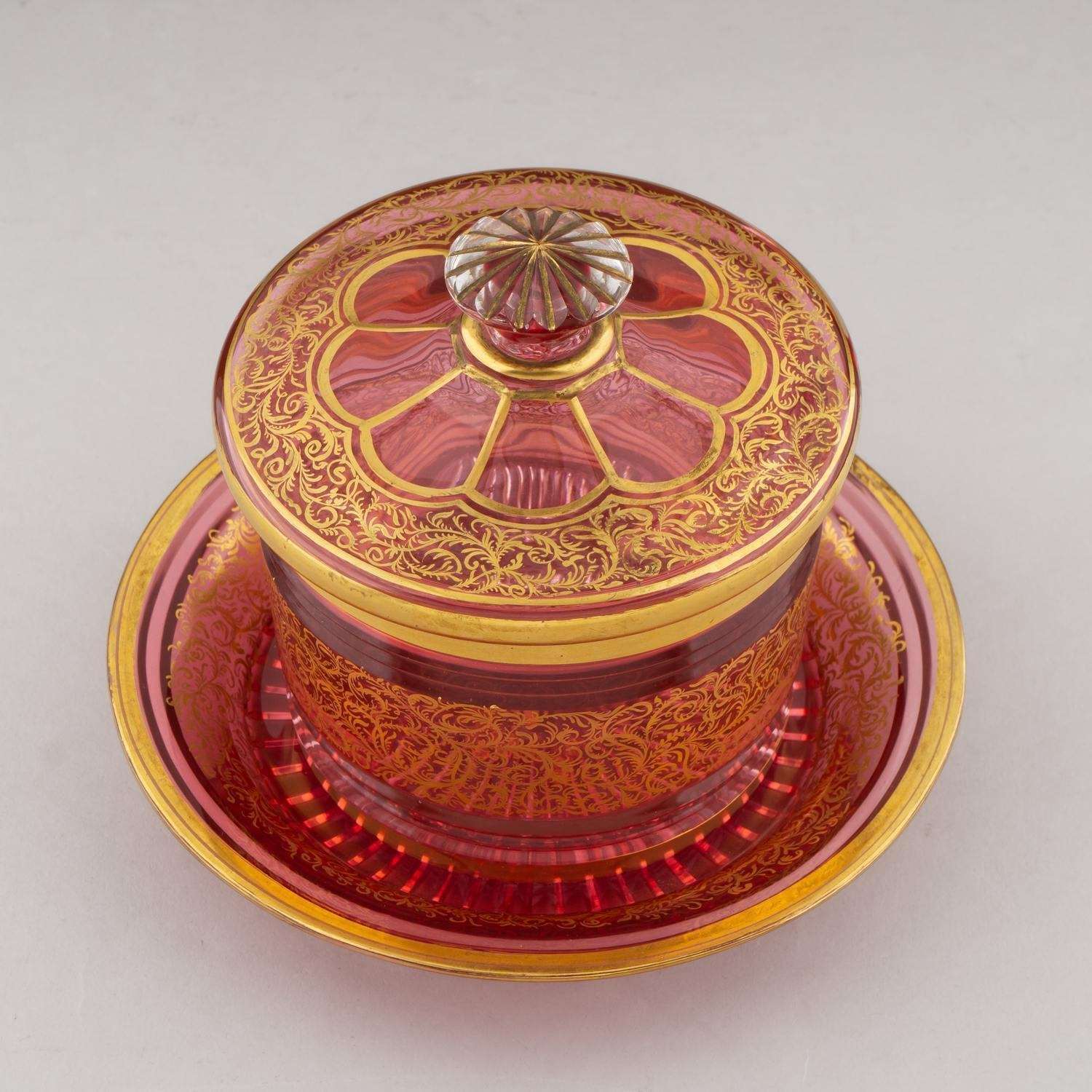 (С экспертизой. ИСЗ) Чаша с крышкой на тарели. Россия. Санкт-Петербург. Императорский Стеклянный завод. 1840-е годы.