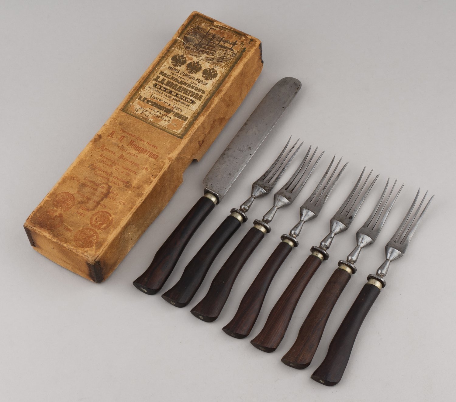 Шесть вилок и нож в коробке Торгового дома наследников Д.Д. Кондратова. Россия, Владимирская губ., Торговый дом наследников Д.Д. Кондратова, начало XX века.