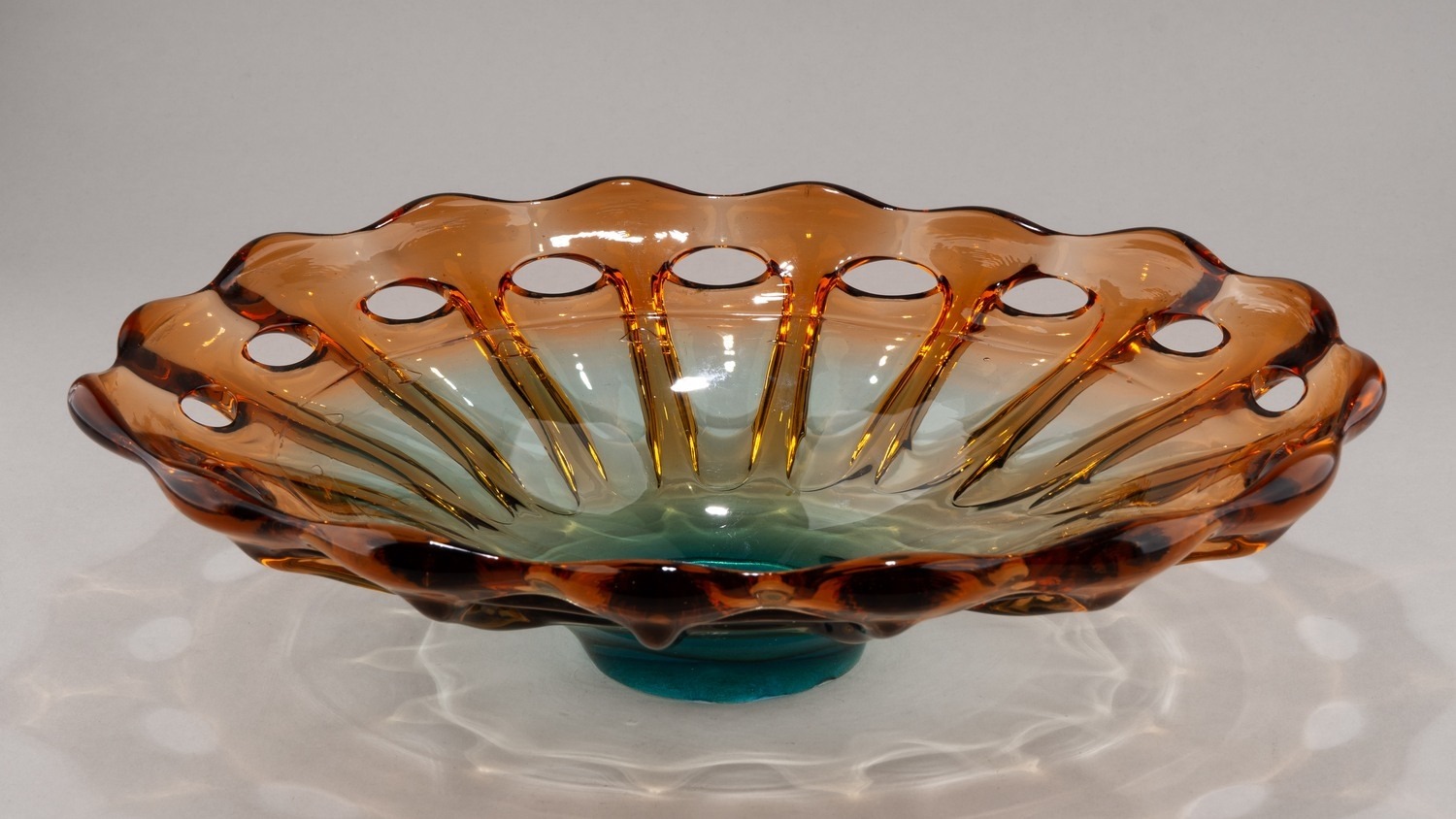 Ваза для фруктов в гутной технике. 1970-е годы.