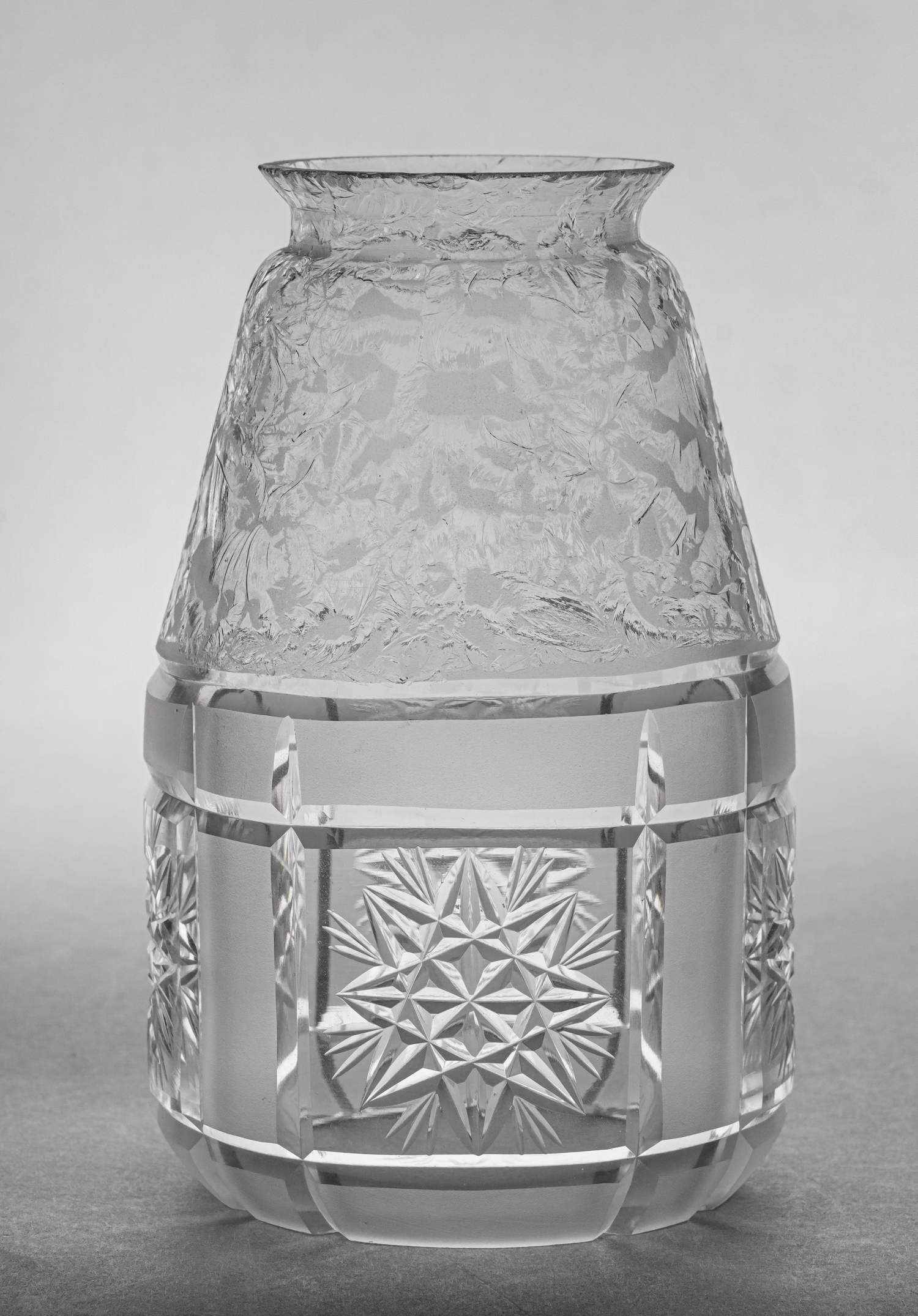 Плафон стеклянный  «Льдинка».
Россия, начало XX века.