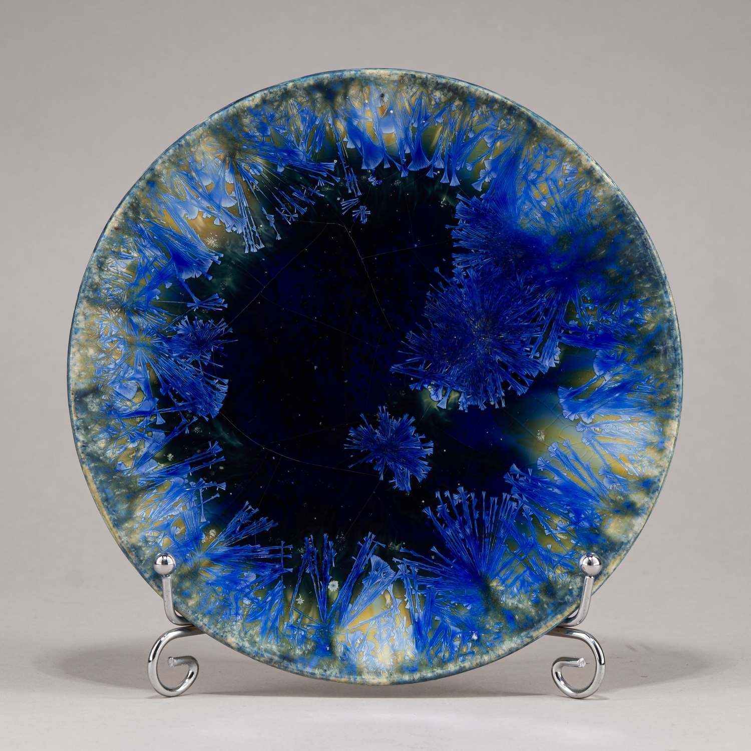 Тарелка с кристаллической глазурью.  
Конаково, вторая половина XX века.