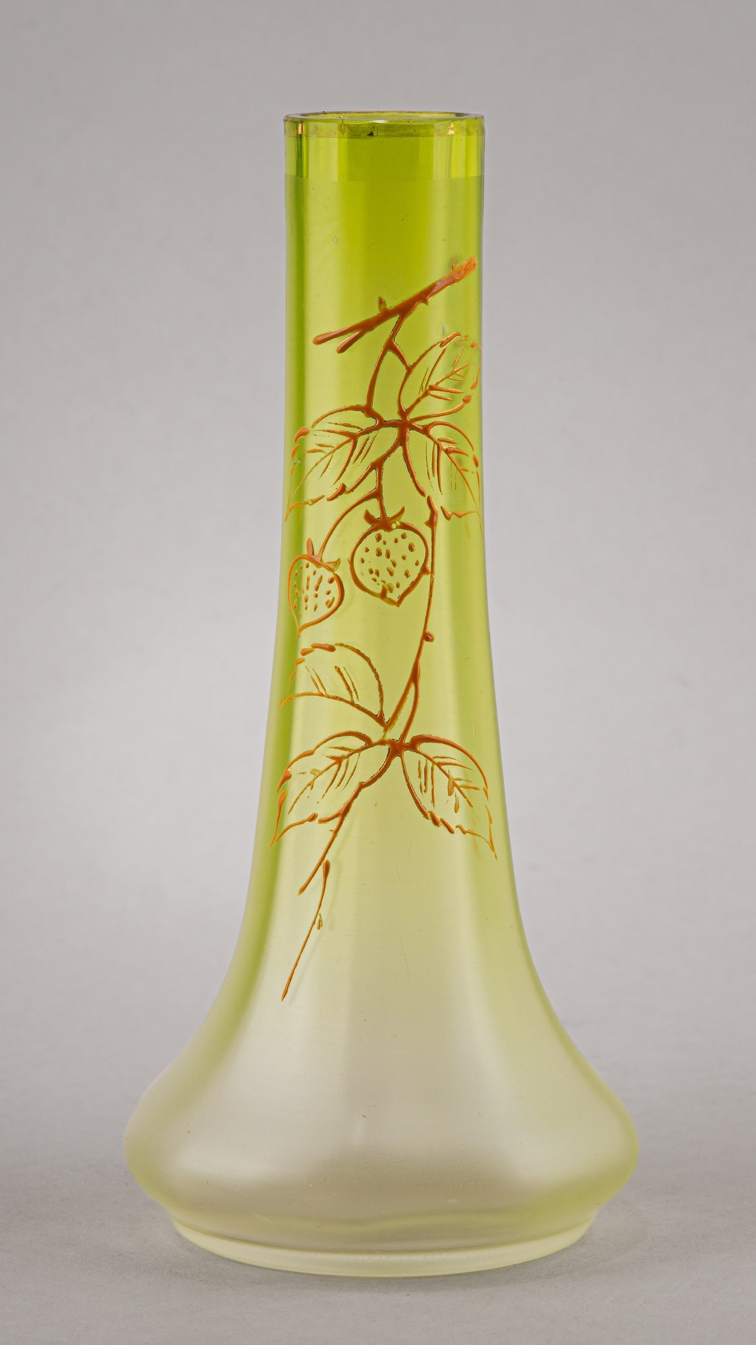 Ваза в стиле модерн с изображением ветки клубники. Россия, начало XX века.