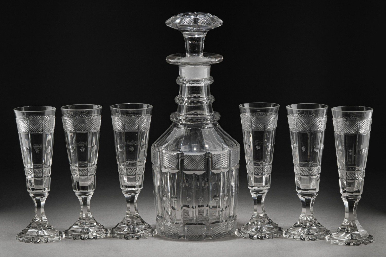 (ИСЗ. Сервиз из Зимнего дворца) Графин и шесть бокалов из Бахметевского сервиза.
Россия, Императорский стеклянный завод, по рисункам А. Бармина, 1820-1890-е годы.