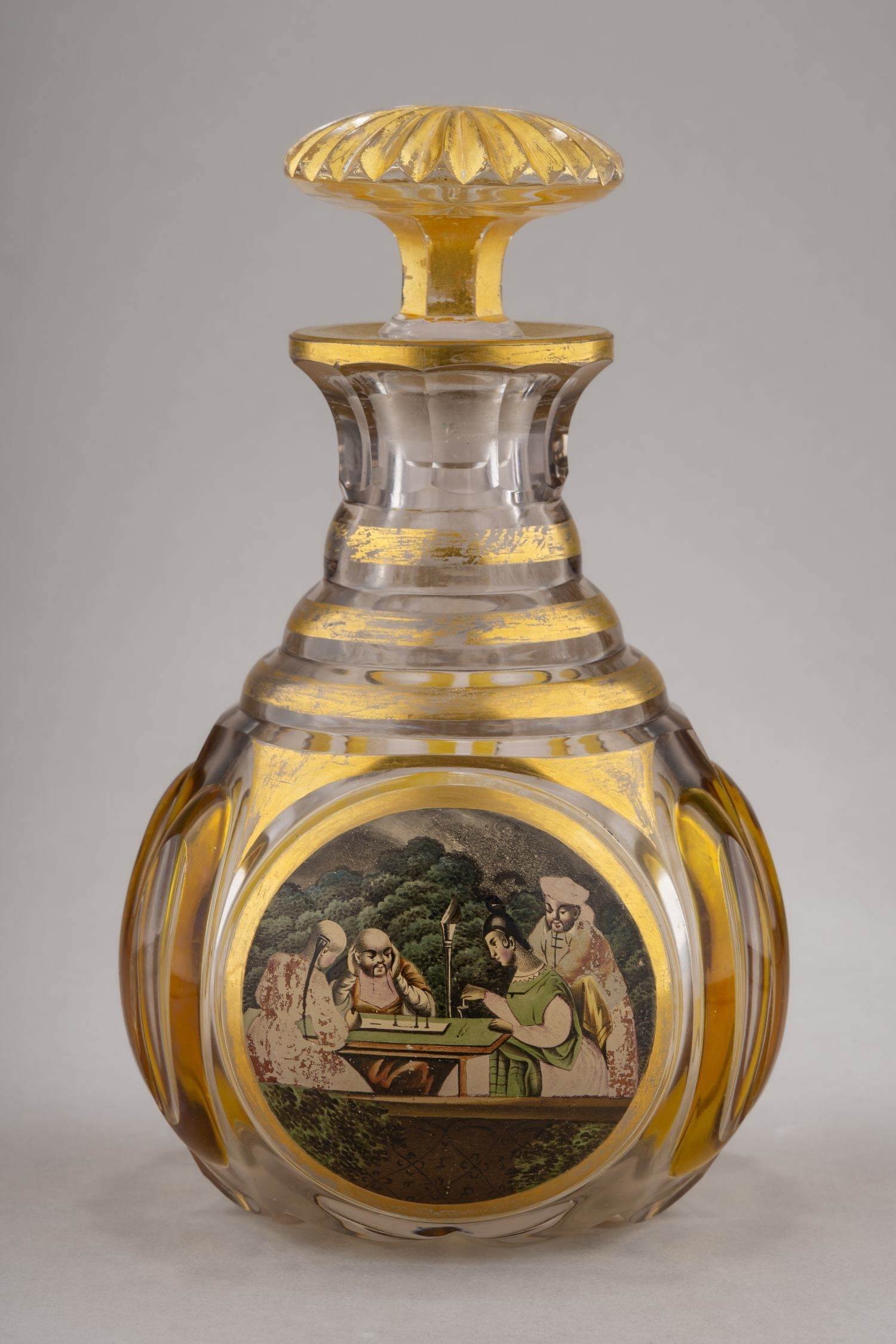 (ИСЗ. Шинуазри) Графин с изображением  китайцев  и знатной европейской  дамы за настольной игрой. Россия, Императорский стеклянный завод, первая треть XIX века.
