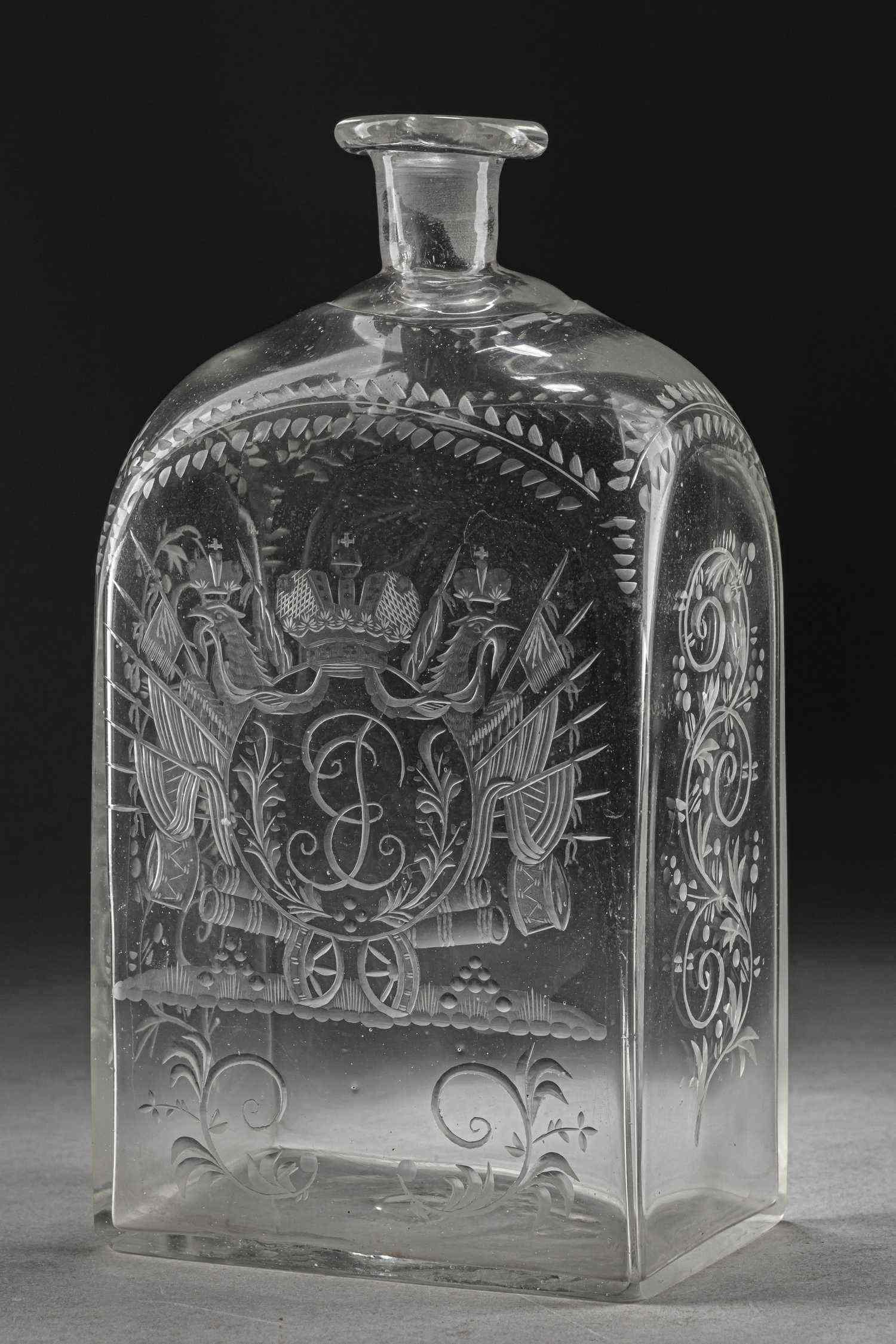 Штоф с вензелем императрицы Елизаветы Петровны и военной артибутики с трофеями. Россия, Петербургский стеклянный завод, 1741-1761 годы.