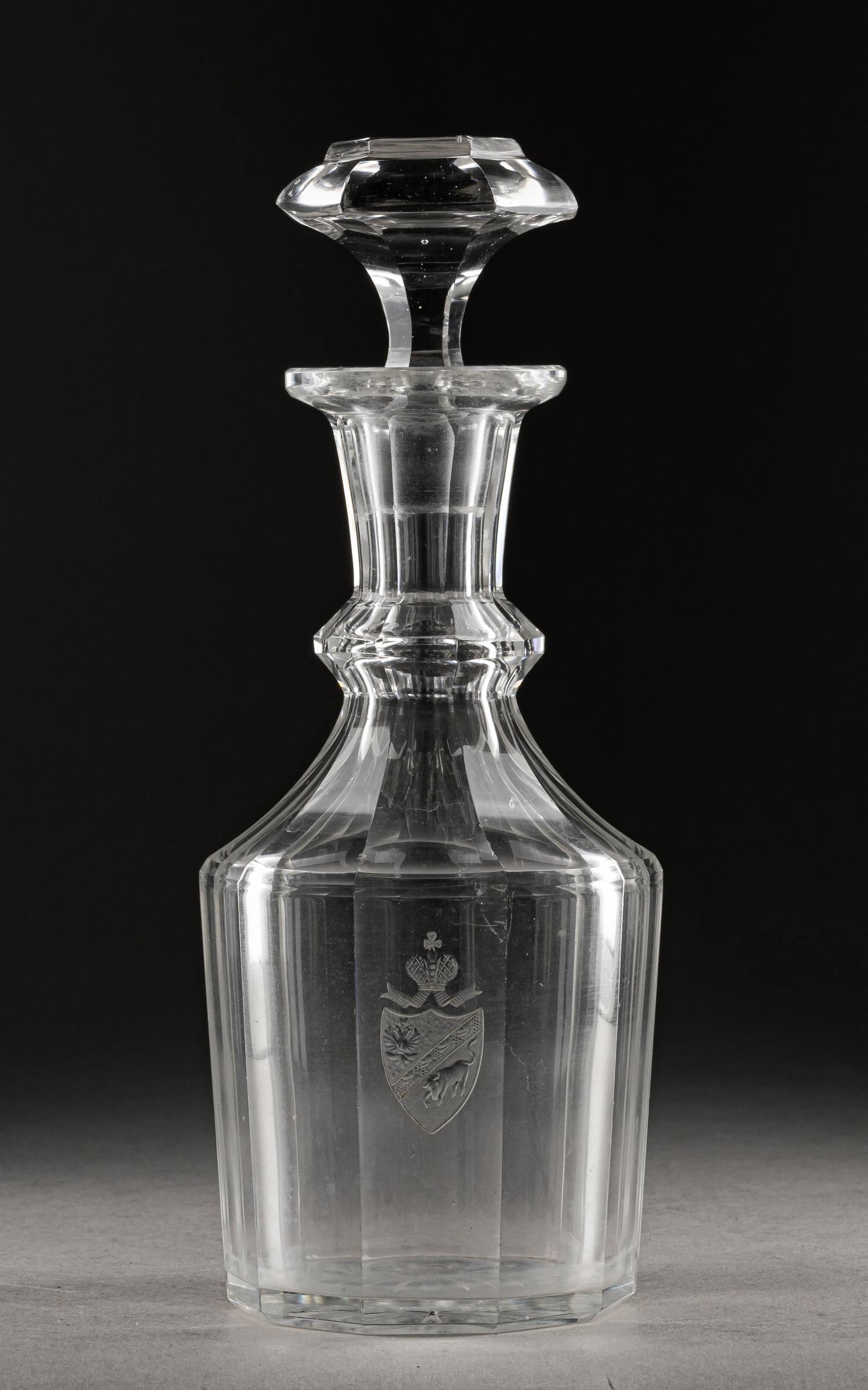 (Беловеж. Из дворца Александра III и Николая II) Графин из сервиза Охотничьего дворца Александра III в Беловеже.
Россия, Императорский стеклянный завод, конец XIX в.