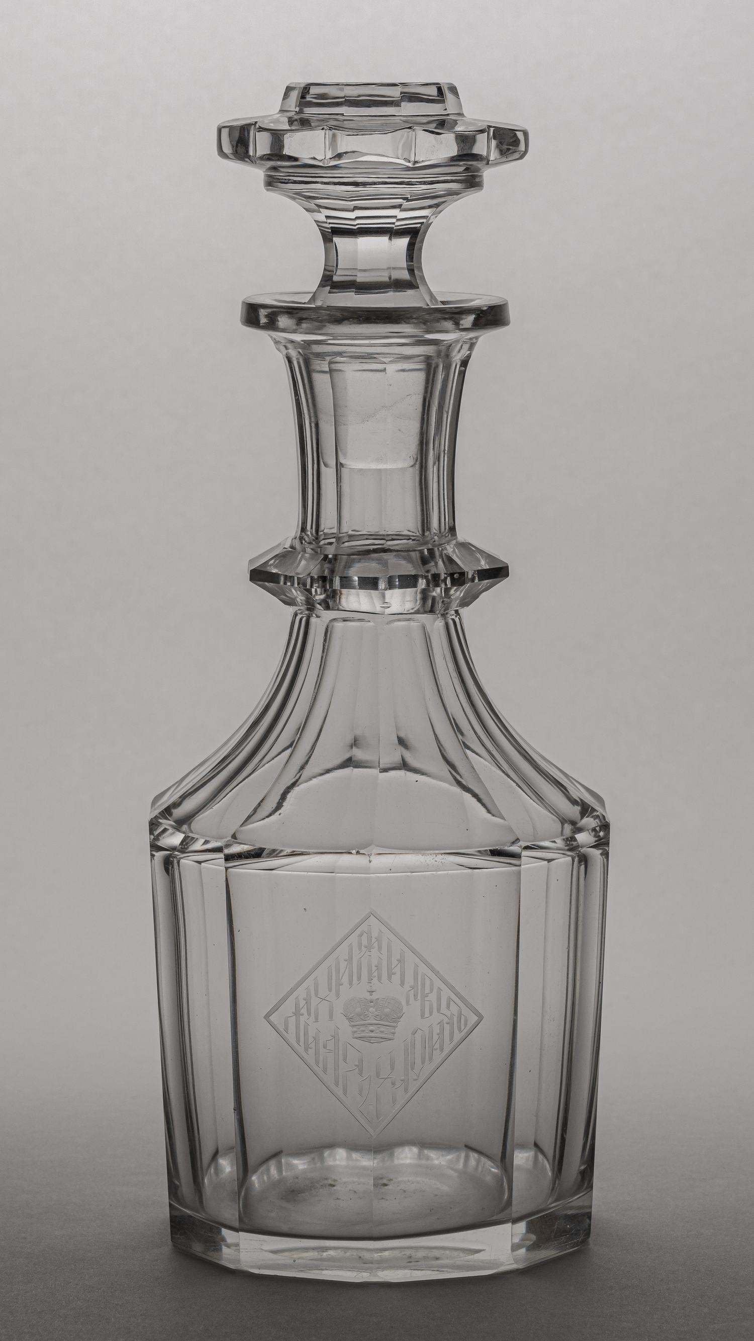 (ИСЗ. Из дворца на Адмиралтейской набережной) Графин с пробкой из сервиза великого князя Михаила Михайловича.
Россия, Императорский стеклянный завод, 1880-е годы.