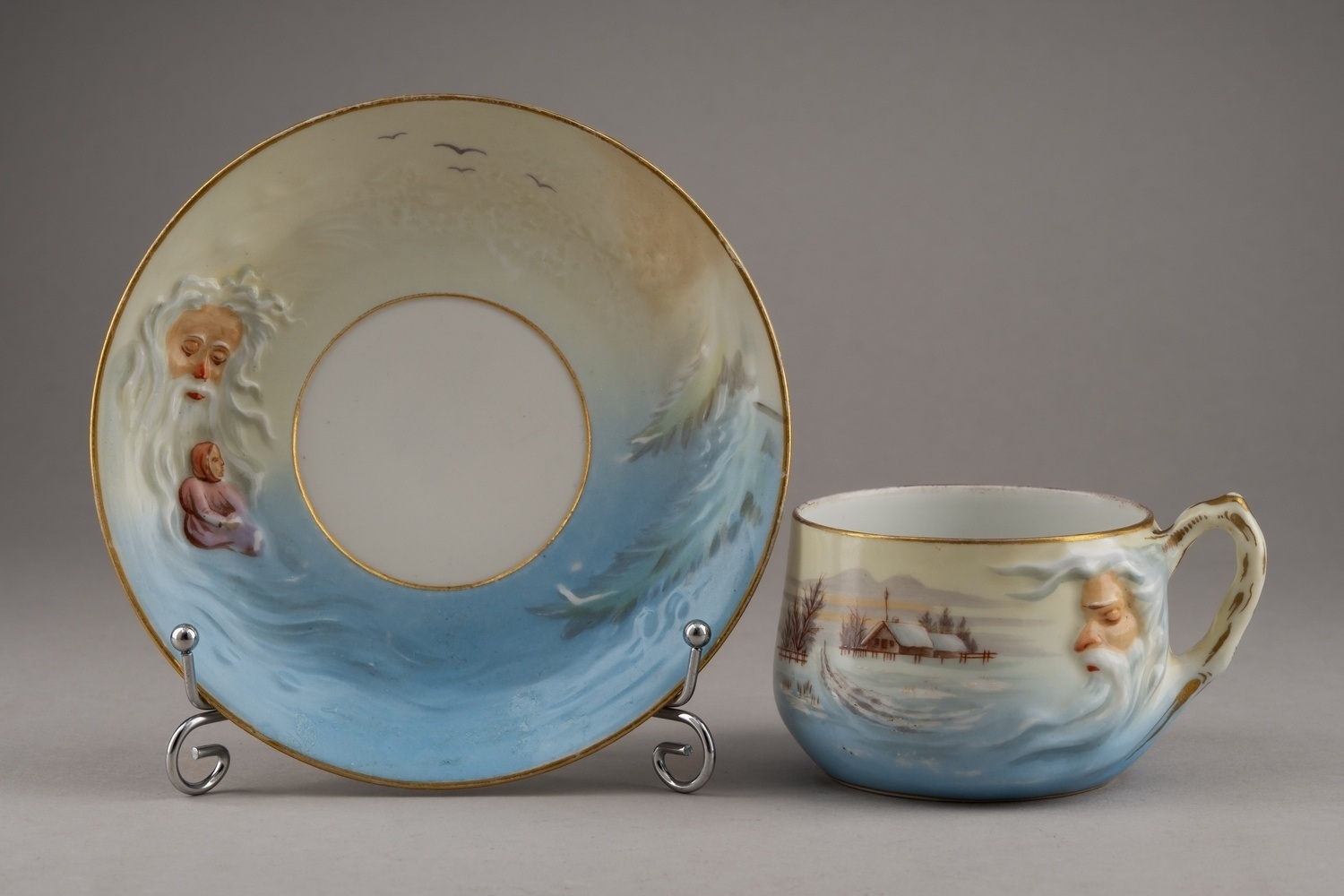 Чайная пара из сервиза «Морозко».<br>Россия, Фабрика М.С. Кузнецова в Вербилках, 1892–1917 годы.