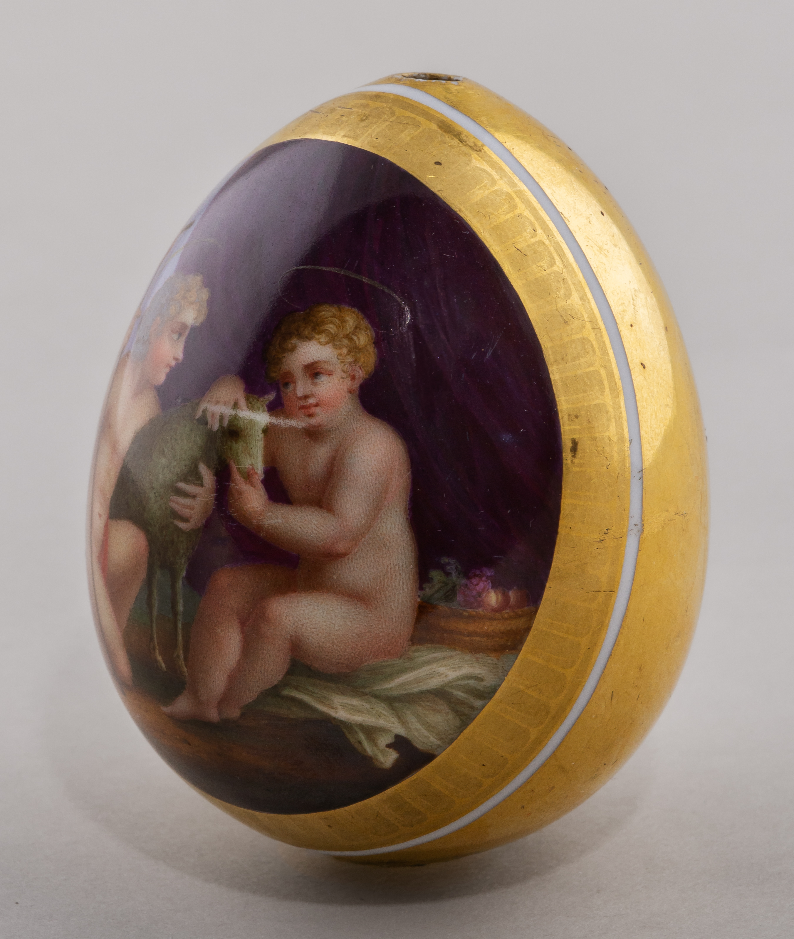 Пасхальное яйцо «Младенцы Иисус и Иоанн Креститель». Россия, Императорский фарфоровый завод, первая треть XIX века.