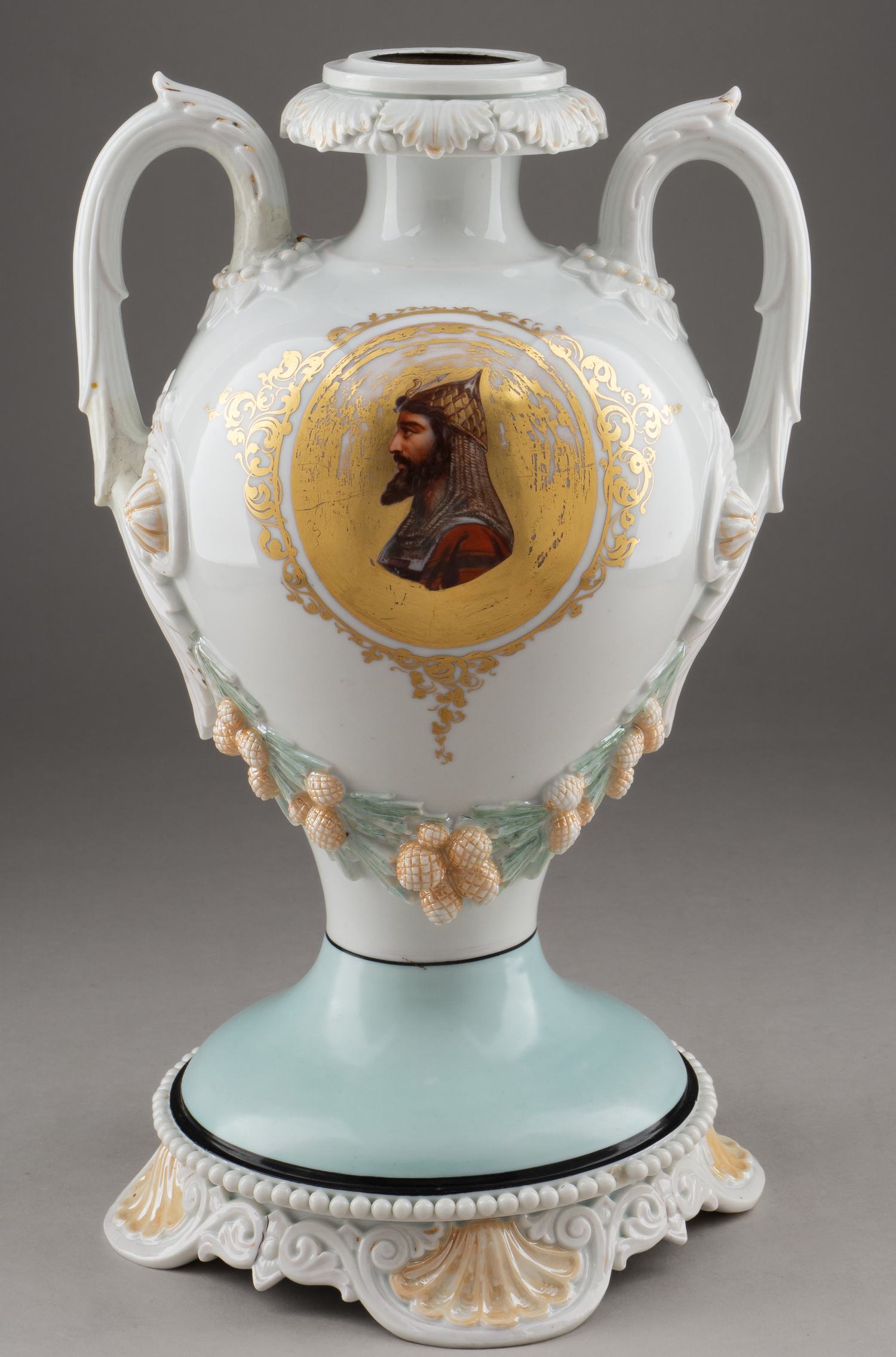 Лампа керосиновая / ваза с изображением воина. Россия, Императорский фарфоровый завод, 1855-1881 годы.