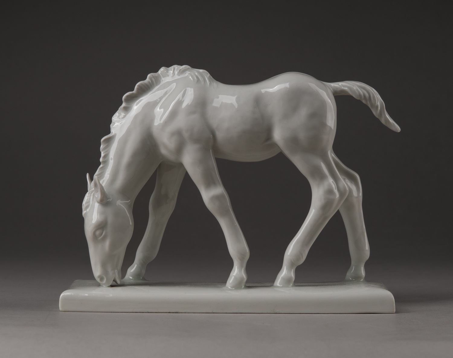 Скульптура «Пасущийся жеребенок». Германия, Мейсенская фарфоровая мануфактура, автор модели Вилли Мюнх-Кхе, 1930-е-1940-е годы.