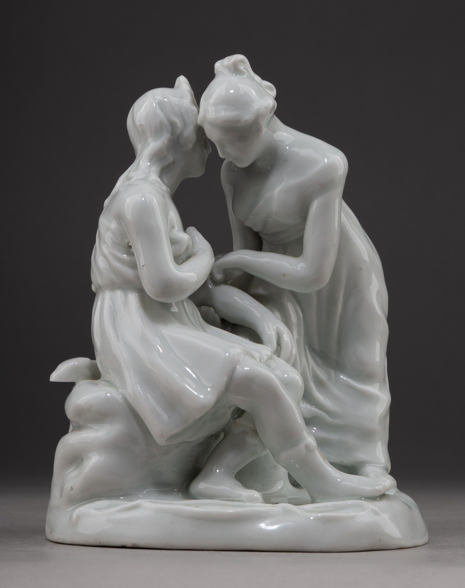 (Гарднер) Скульптура с изображением мифологической сцены. Россия, Завод Ф.Я. Гарднер, 1770-е-1780-е годы (?).