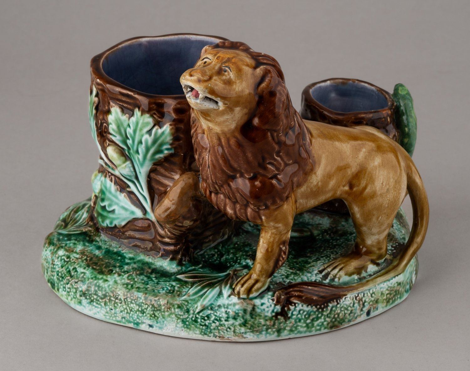 (Кузнецов) Карандашница «Лев у дуба». Россия, фабрика Товарищества М.С. Кузнецова в Твери, 1880-1900 годы.