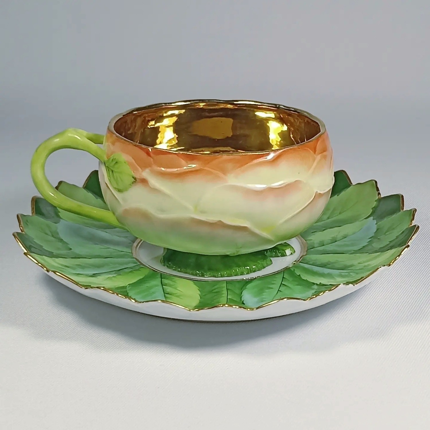 Чайная пара в форме бутона розы. 
Богемия, Carl Knoll, 1860-е годы.