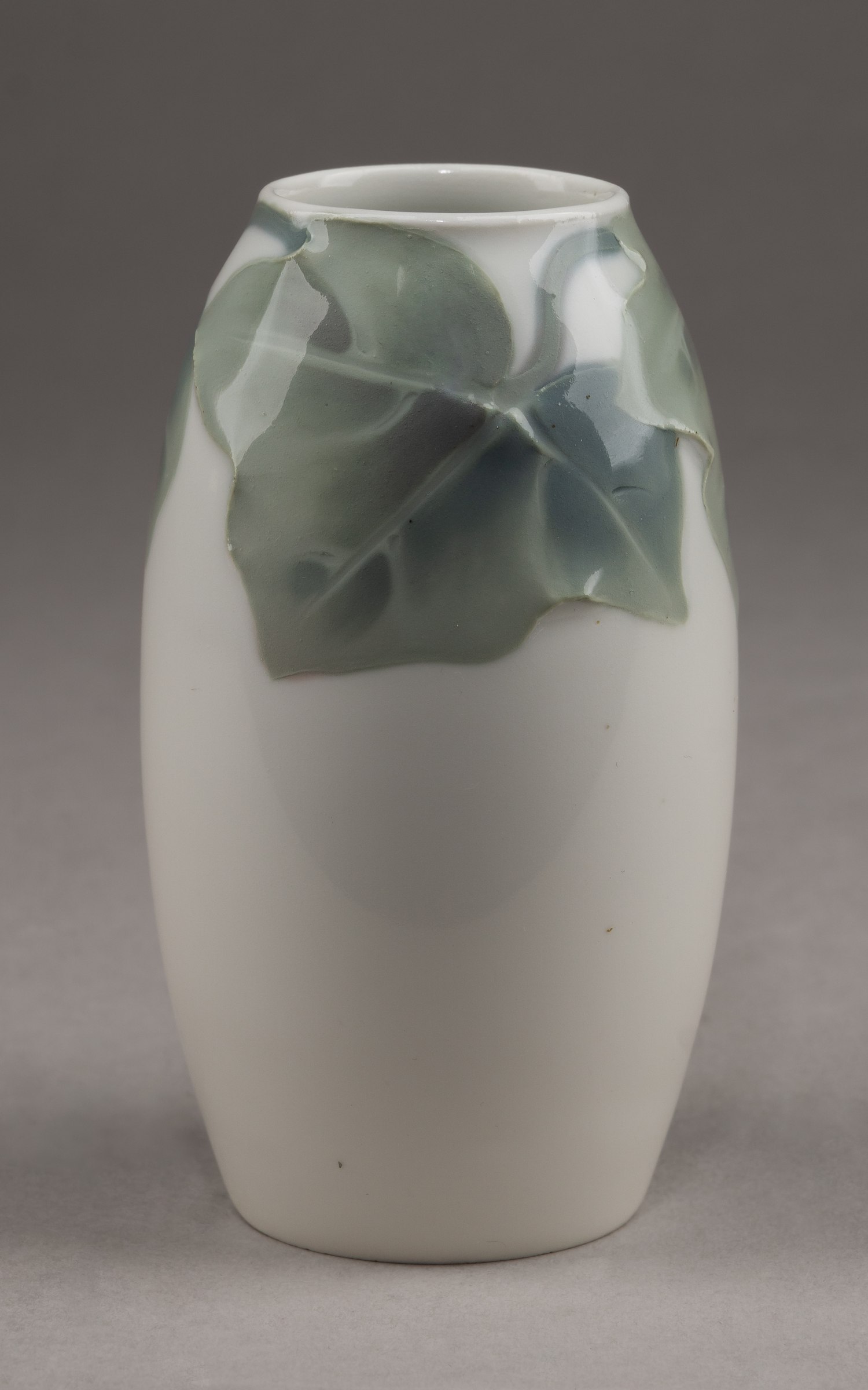 (Рестранд) Ваза с рельефом и  росписью в виде листьев.<br>Швеция, Rörstrand, 1901–1902 годы.