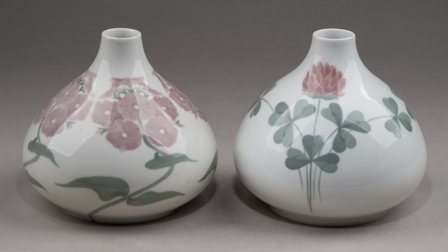 (Рестранд) Парные вазы с росписью в виде цветущих клевера и флоксов.
Швеция, Rörstrand,  художник  «G.A», формовщик Georg Asplung,  1899-1908 годы.