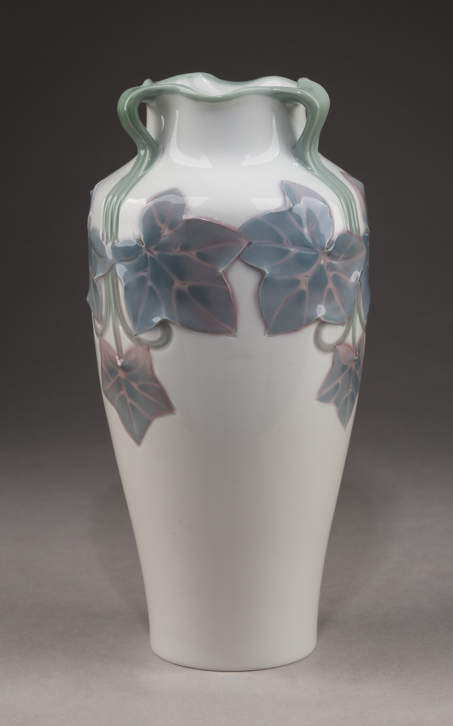 (Рестранд) Ваза с росписью в виде ветвей плюща.
Швеция, Rörstrand, 1900–1902 годы.