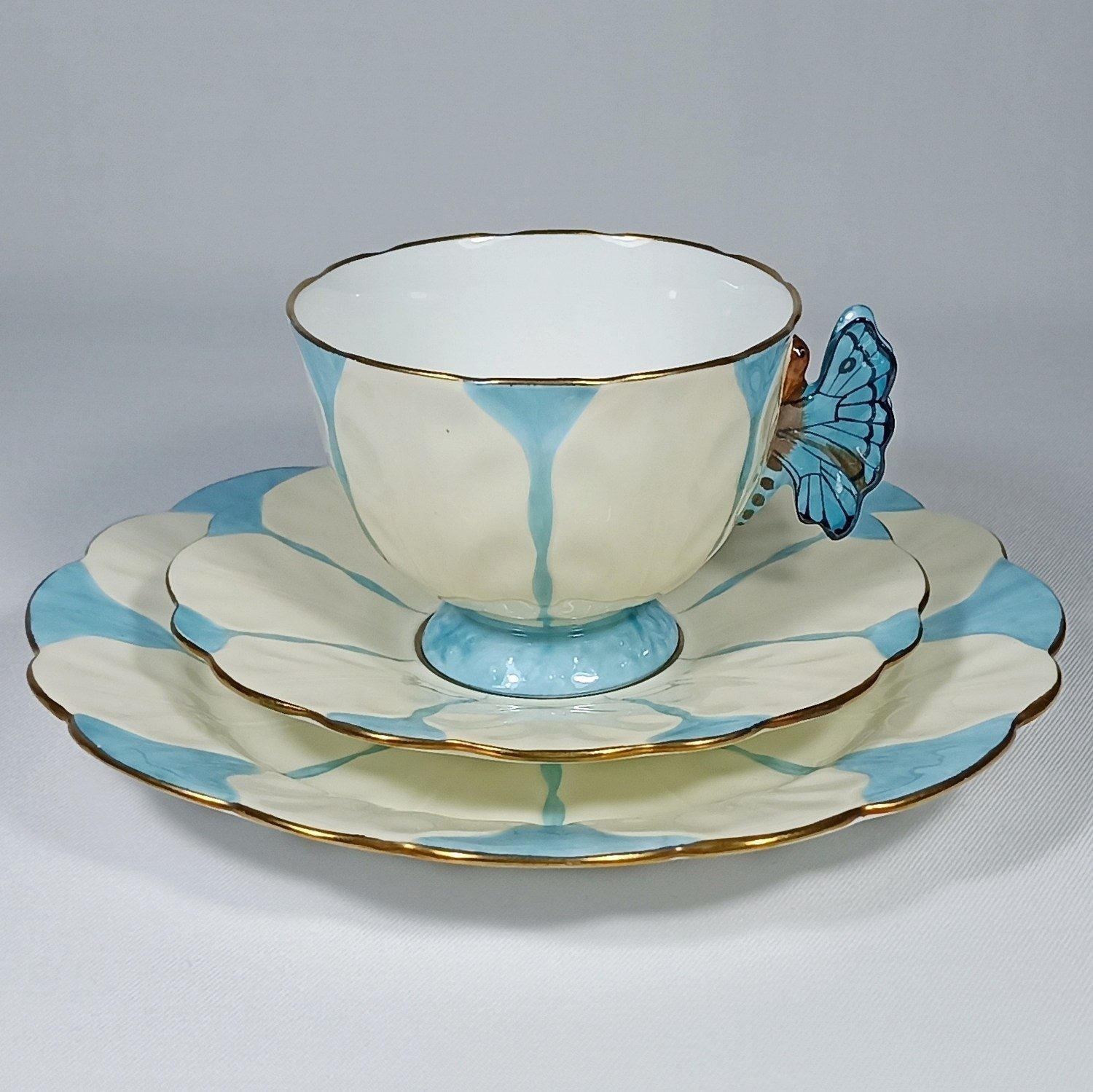 Чайная пара и десертная тарелка в виде цветка с лепестками и ручкой-бабочкой.
Англия, Aynsley, 1931.